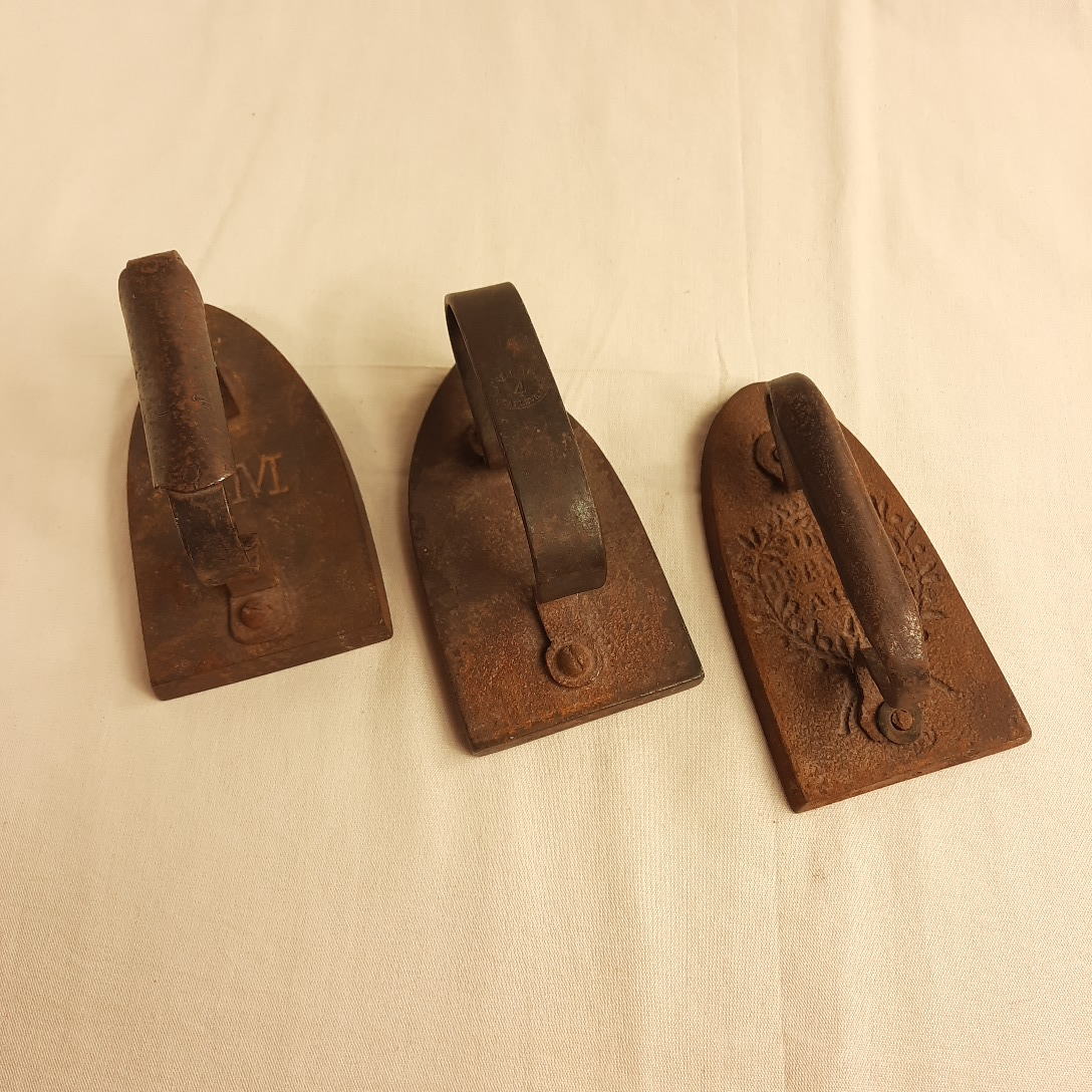 3 fers à repasser anciens en fonte Bon état - Vue 6 - 