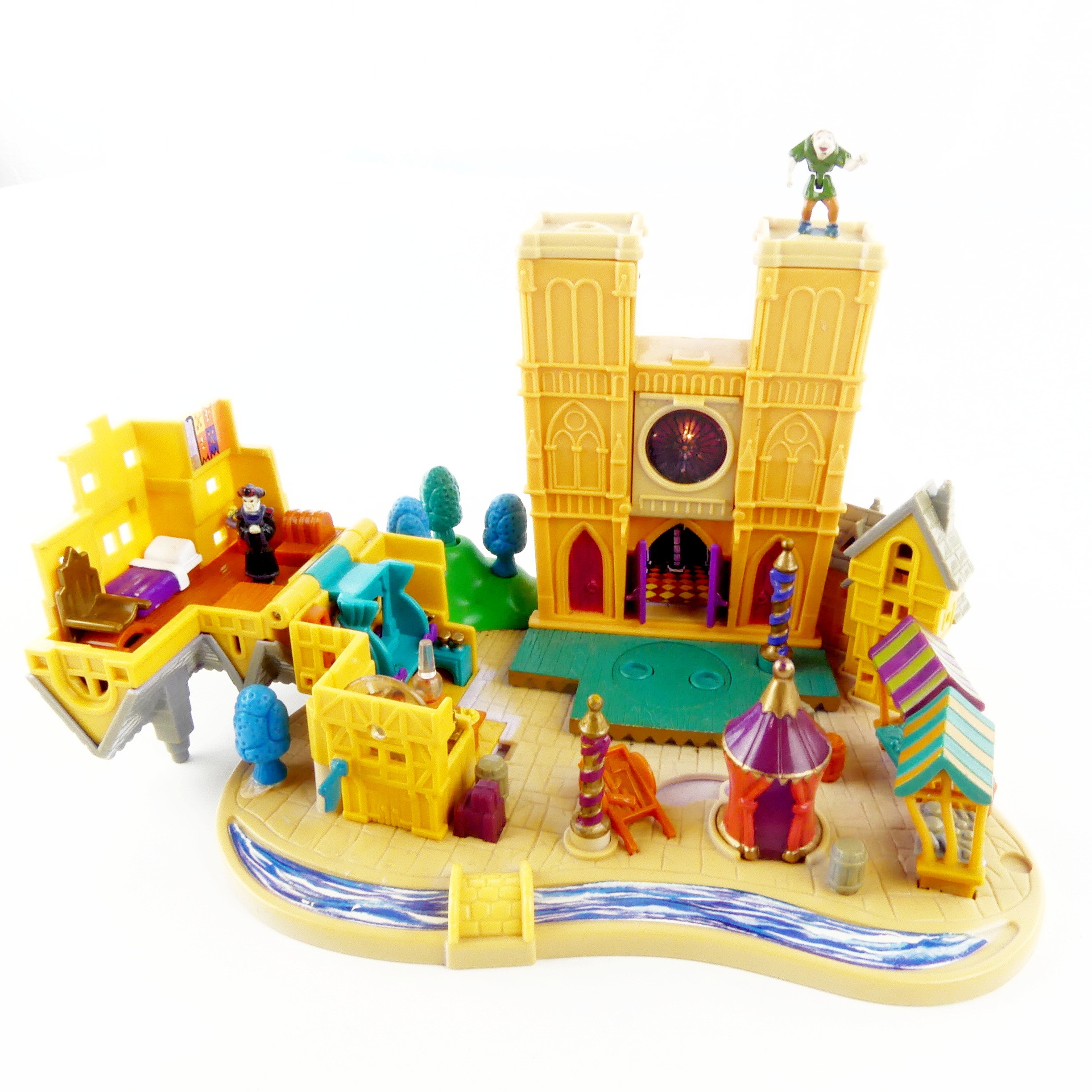 Voir photo 3 de Polly Pocket Notre Dame de Paris et 2 figurines Bluebird 1995 Polly Pocket Notre Dame de Paris et 2 figurines Bluebird 1995 Bon état - Vue 3 -