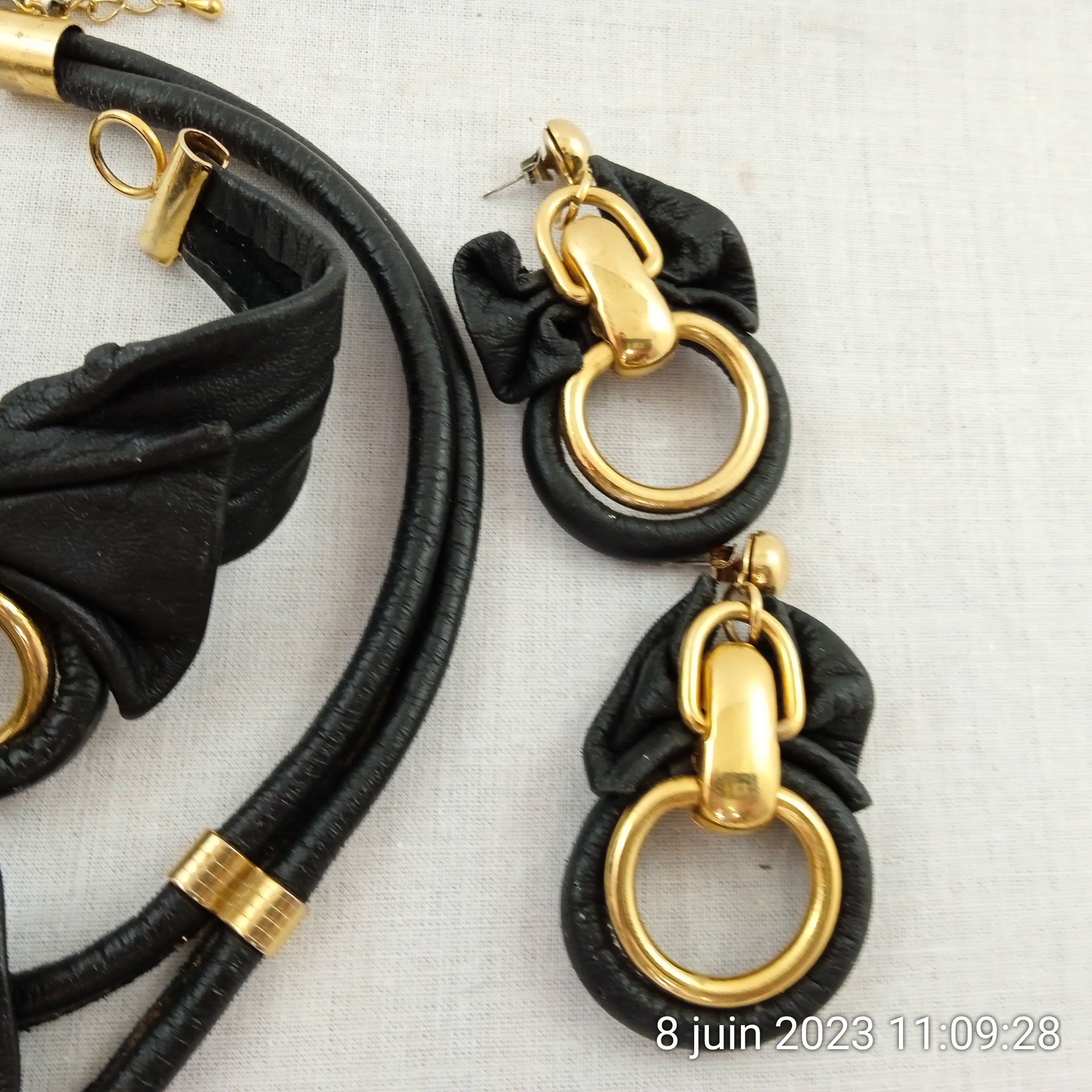 Voir photo 4 de Ensemble de bijoux en forme de nœud noir or Made in Hong Kong Ensemble de bijoux en forme de nœud noir or Made in Hong Kong Bon état - Vue 4 -