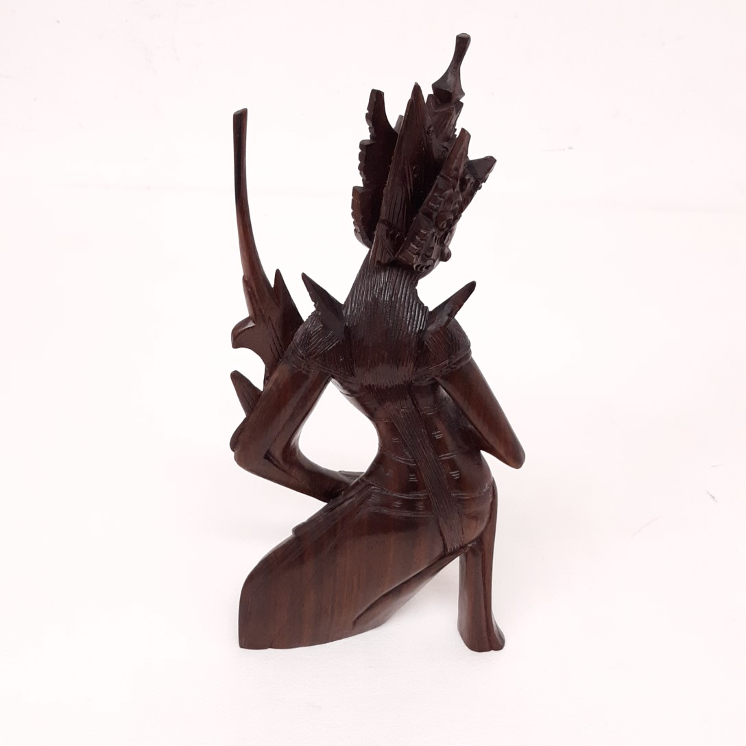 Sculpture de déesse dewi de Bali en bois - Photo 4