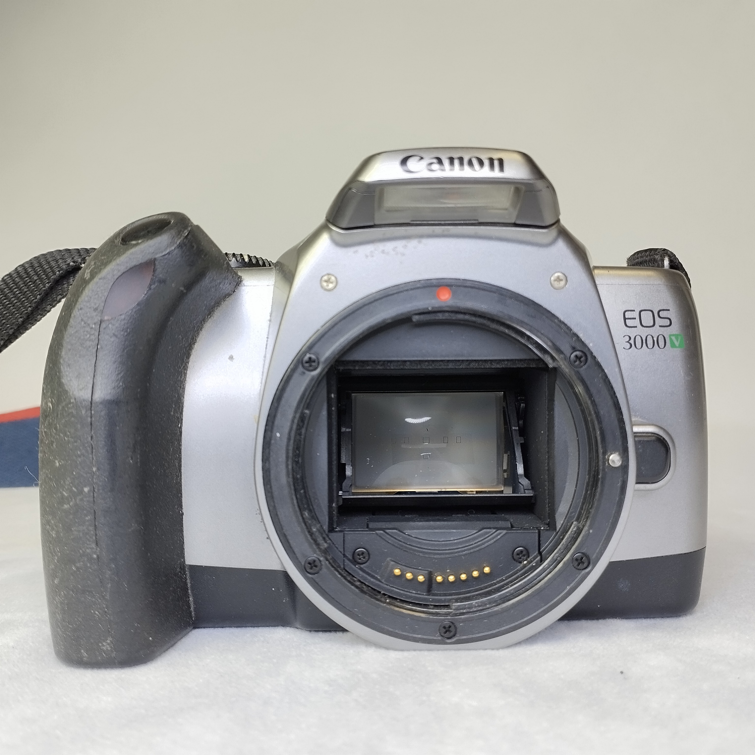 Appareils photo reflex autofocus : CANON EOS 3000V avec 3 objectifs + accessoires - Très bon état - Photo 2