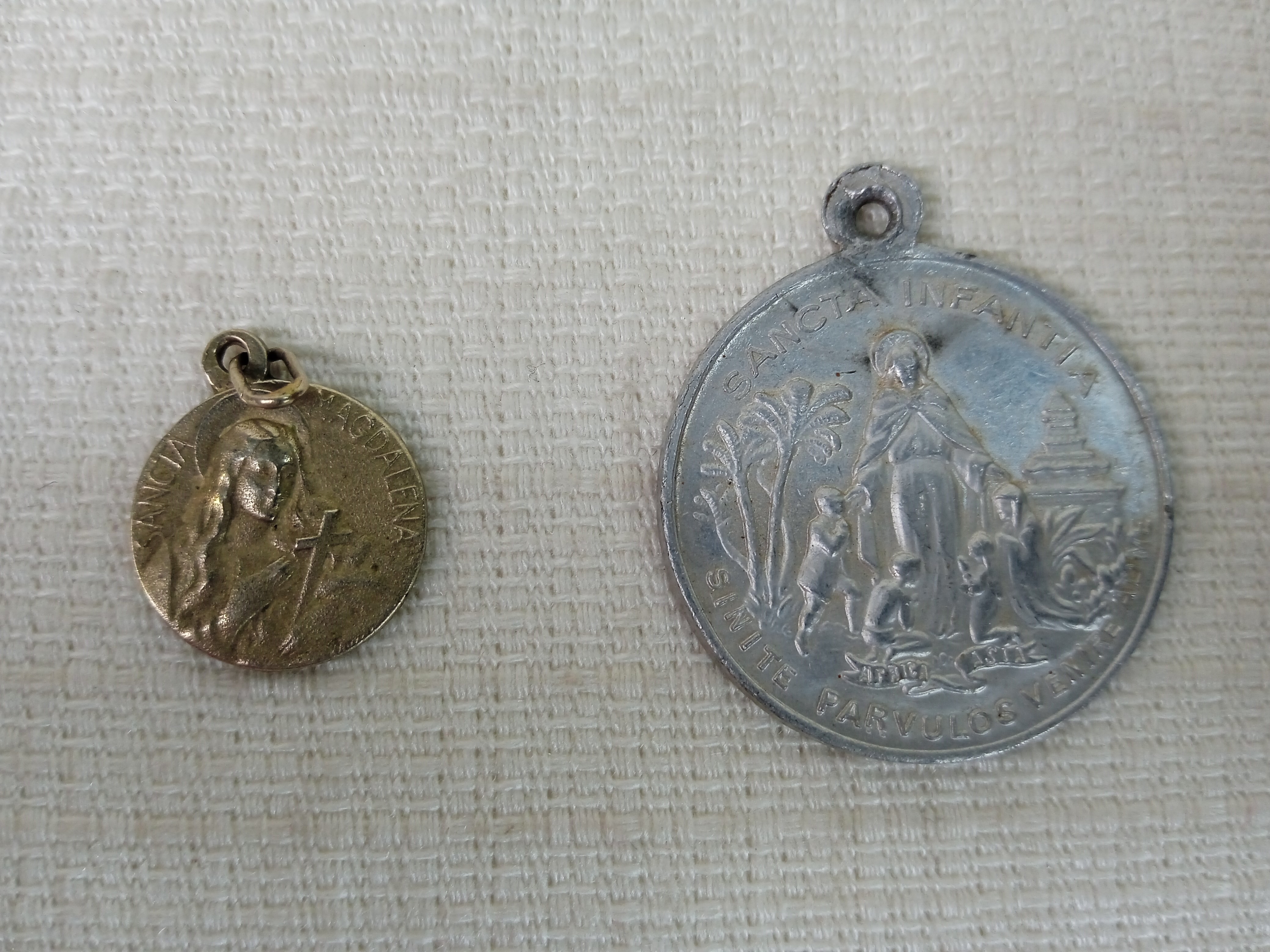 Lot de 12 médaillons religieux dont 2 croix - Photo 12