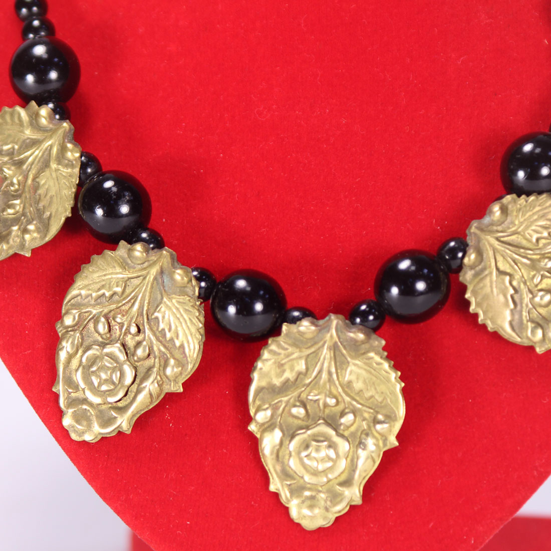 Collier perles noires et feuilles dorées Bon état - Vue 4 - 