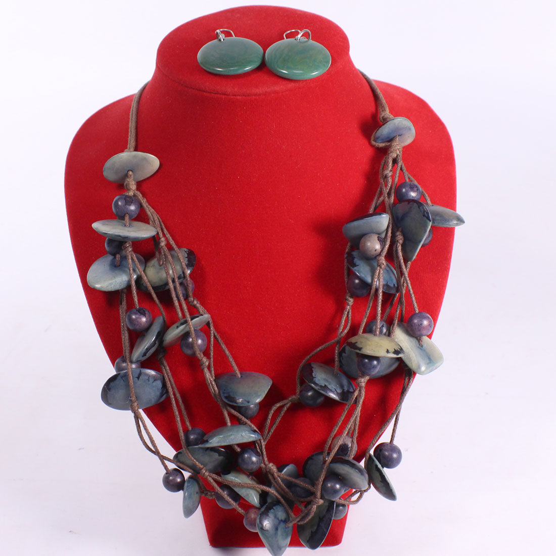 Collier corozo bleu Bon état -  reconditionné disponible sur Label Emmaüs
