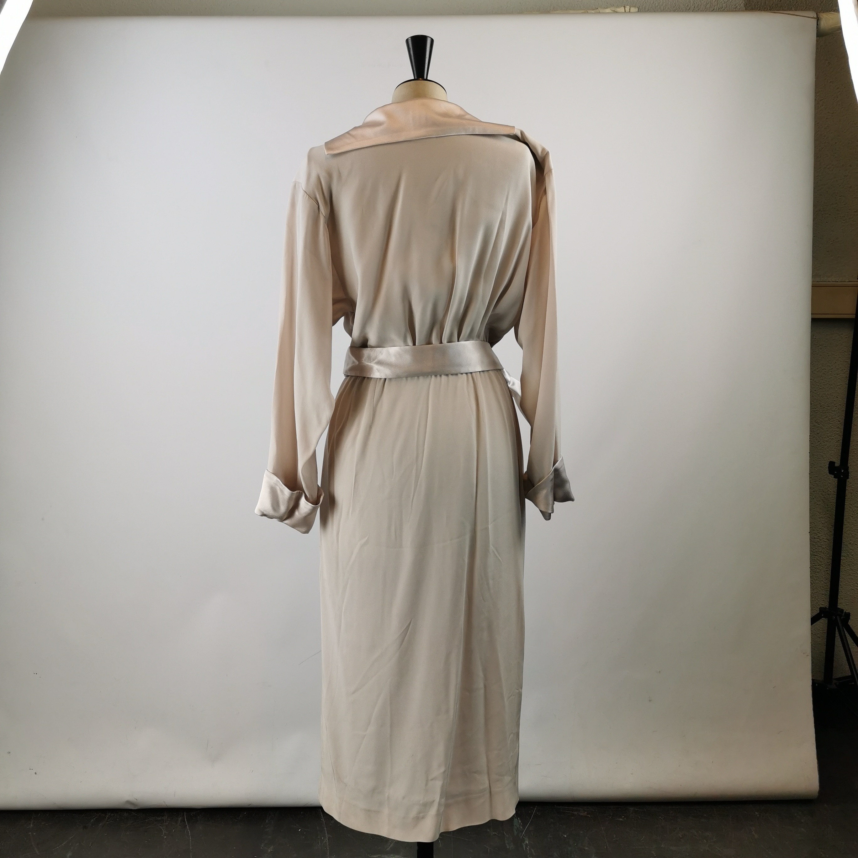 Voir photo 2 de Robe - Cerruti 1881 - Taille 38 - Misty Rose Satinée Robe - Cerruti 1881 - Taille 38 - Misty Rose Satinée Très bon état - Vue 2 -