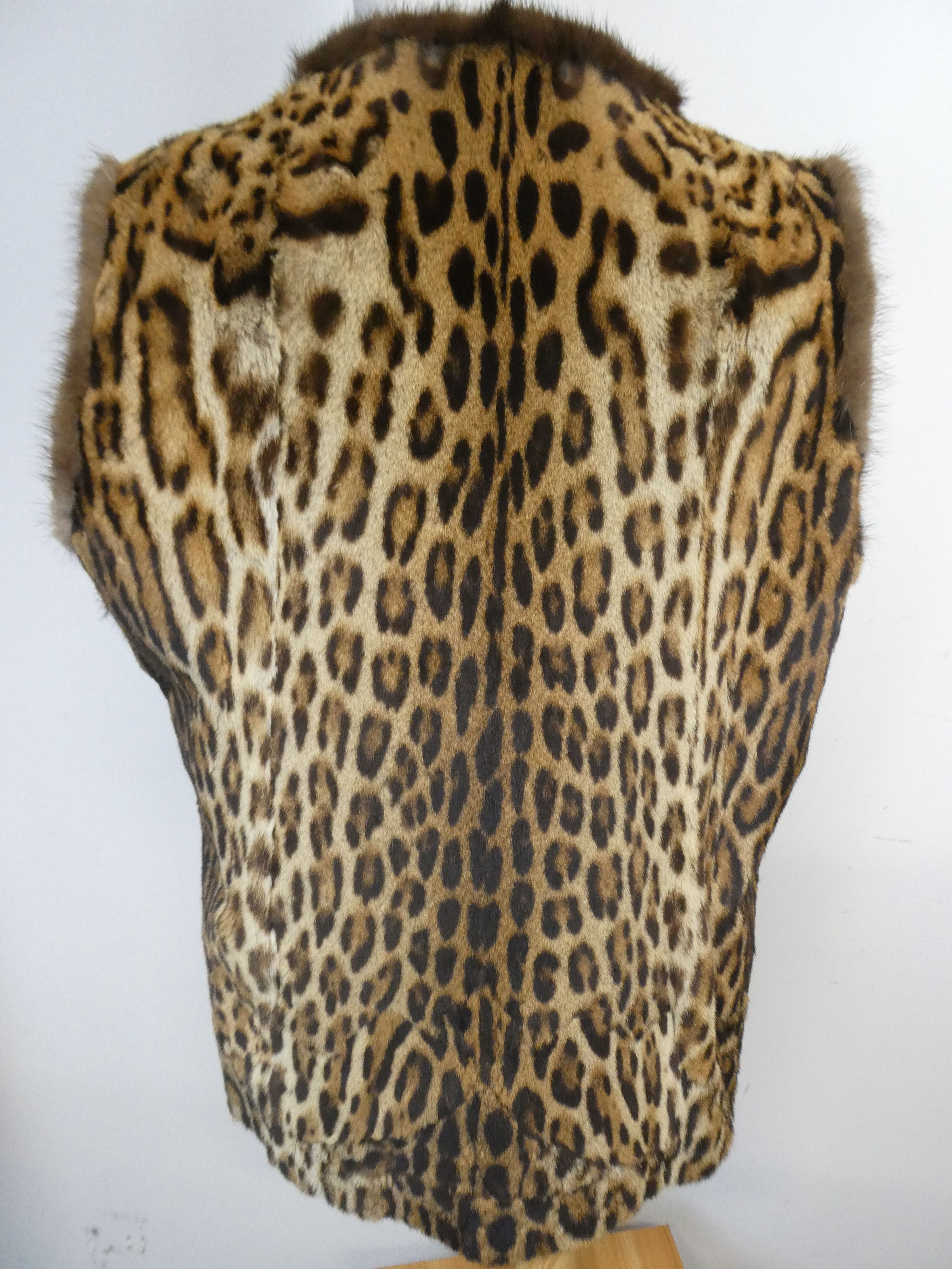 Gilet en fourrure motif léopard sans manches - Photo 1