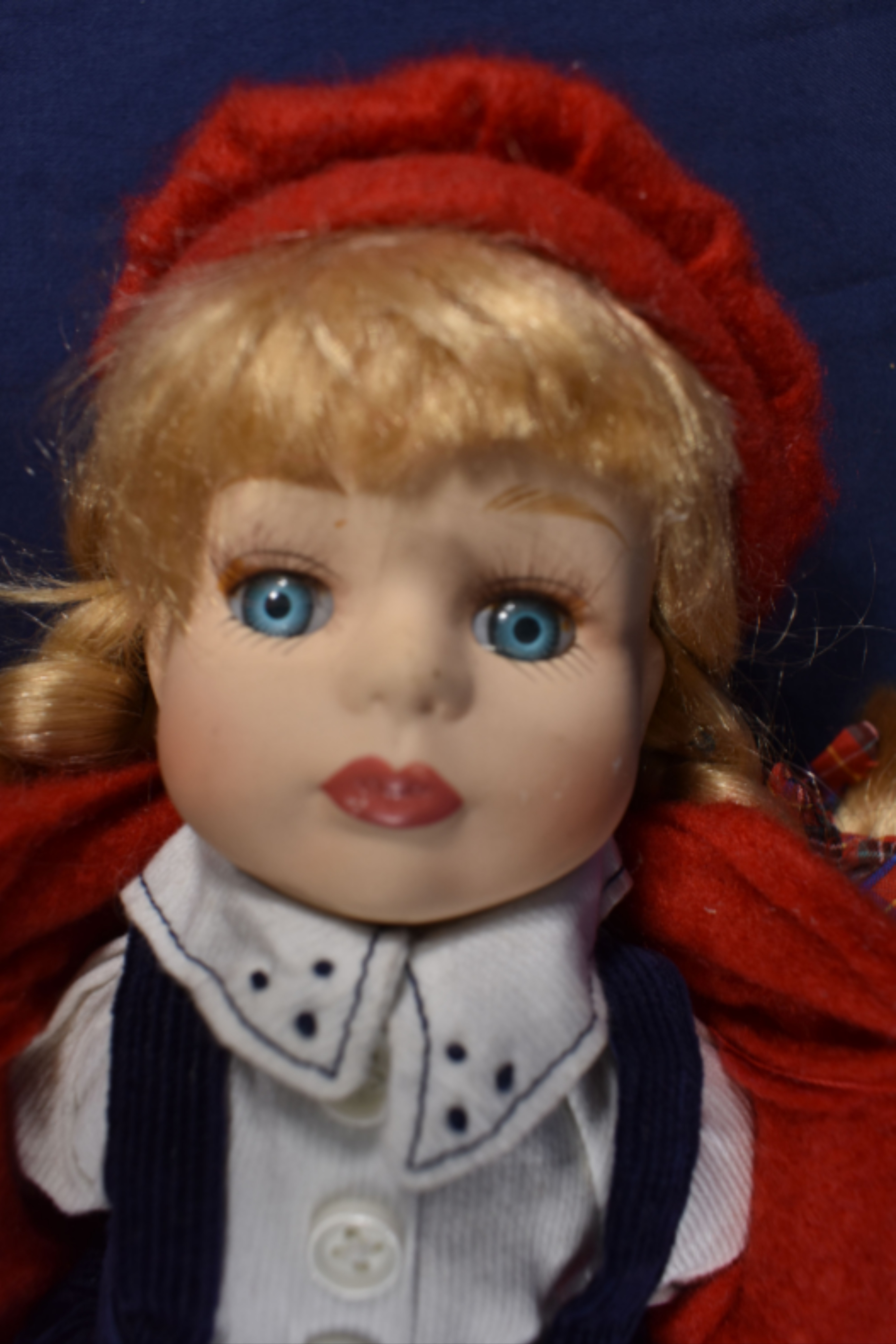 Poupée de collection, porcelaine, complète de son béret, du sac à dos, des nouettes, très bon état hauteur 29 cm. Bon état - Vue 4 - 