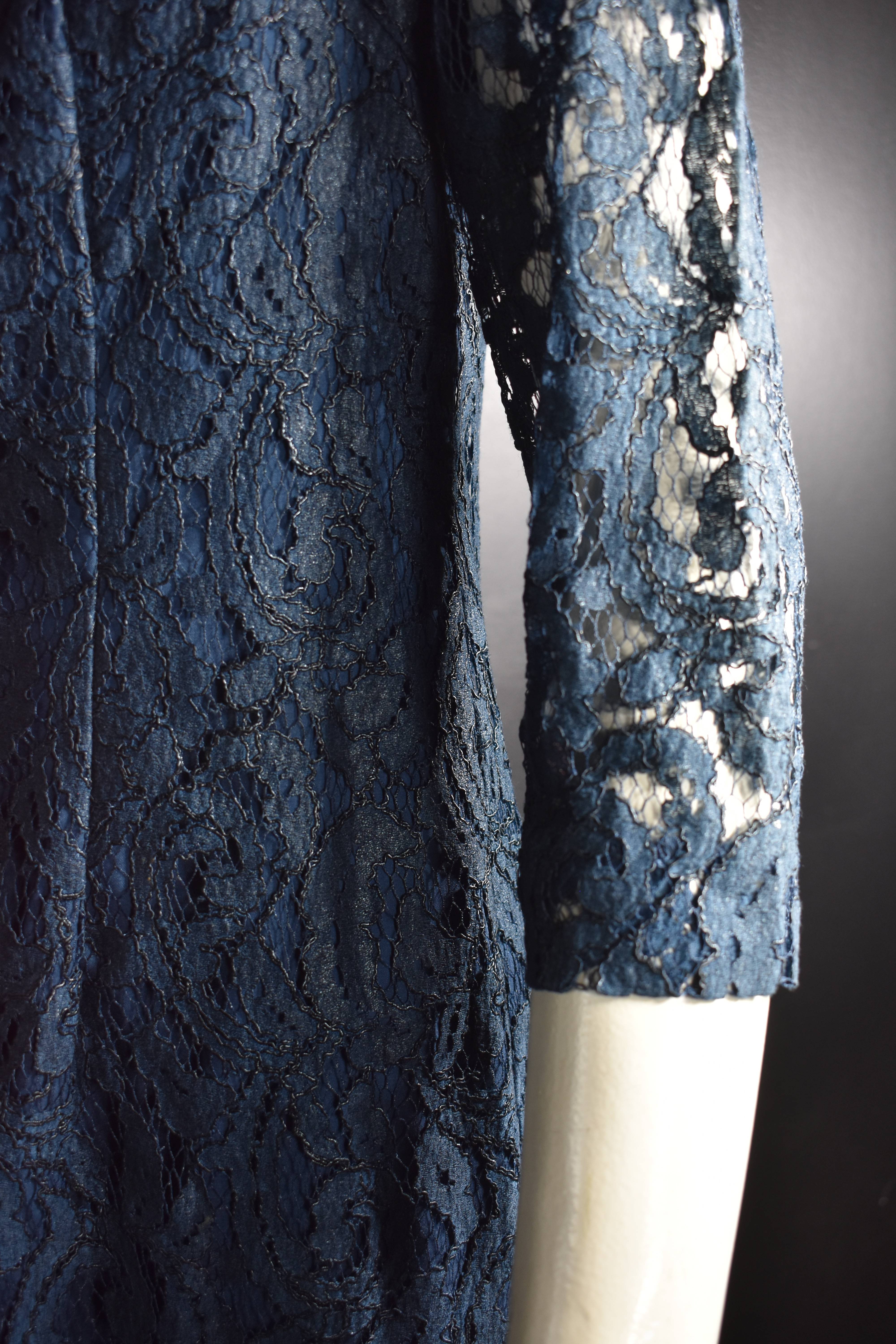 Voir photo 3 de Robe Georges RECH bleu marine en dentelle, doublure satin bleu, manches 3/4, taille 38. Robe Georges RECH bleu marine en dentelle, doublure satin bleu, manches 3/4, taille 38. Bon état - Vue 3 -