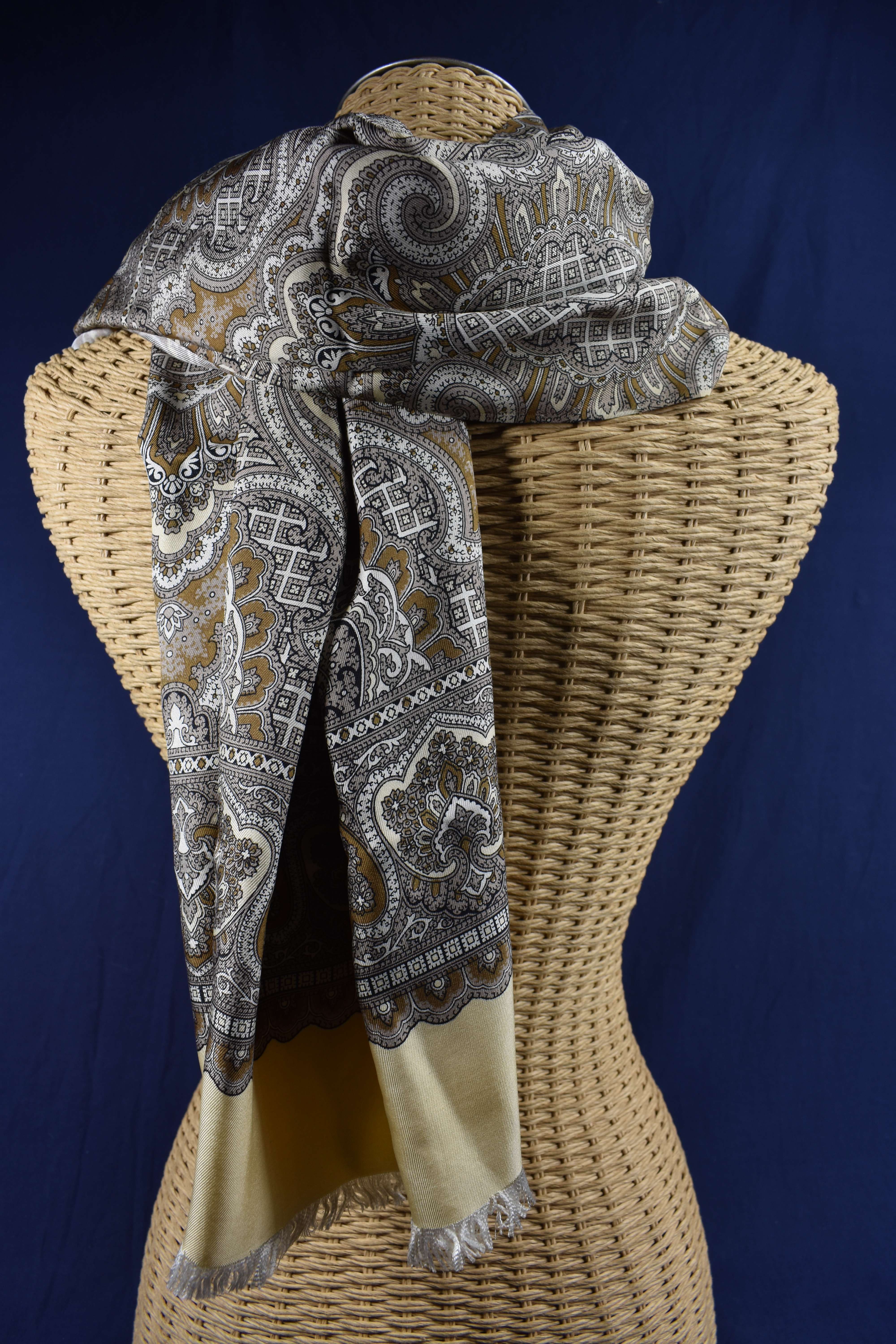 Echarpe en soie tons de beige et marron, longueur 125 et largeur 70 cm.  - Vue 6 - 
