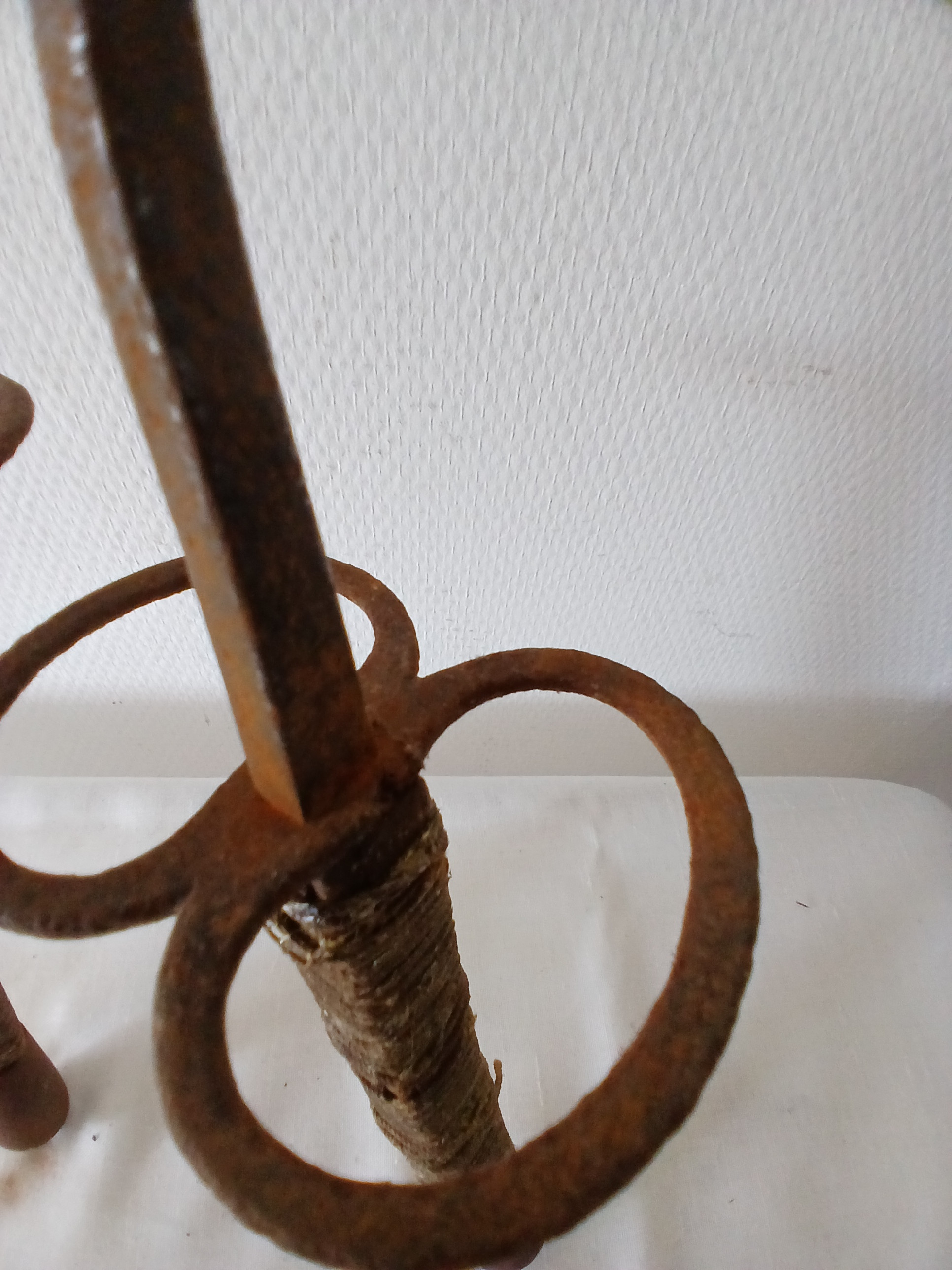 Lot de 2 anciens fleurets de duel non mouchetés. État correct - Vue 10 - 