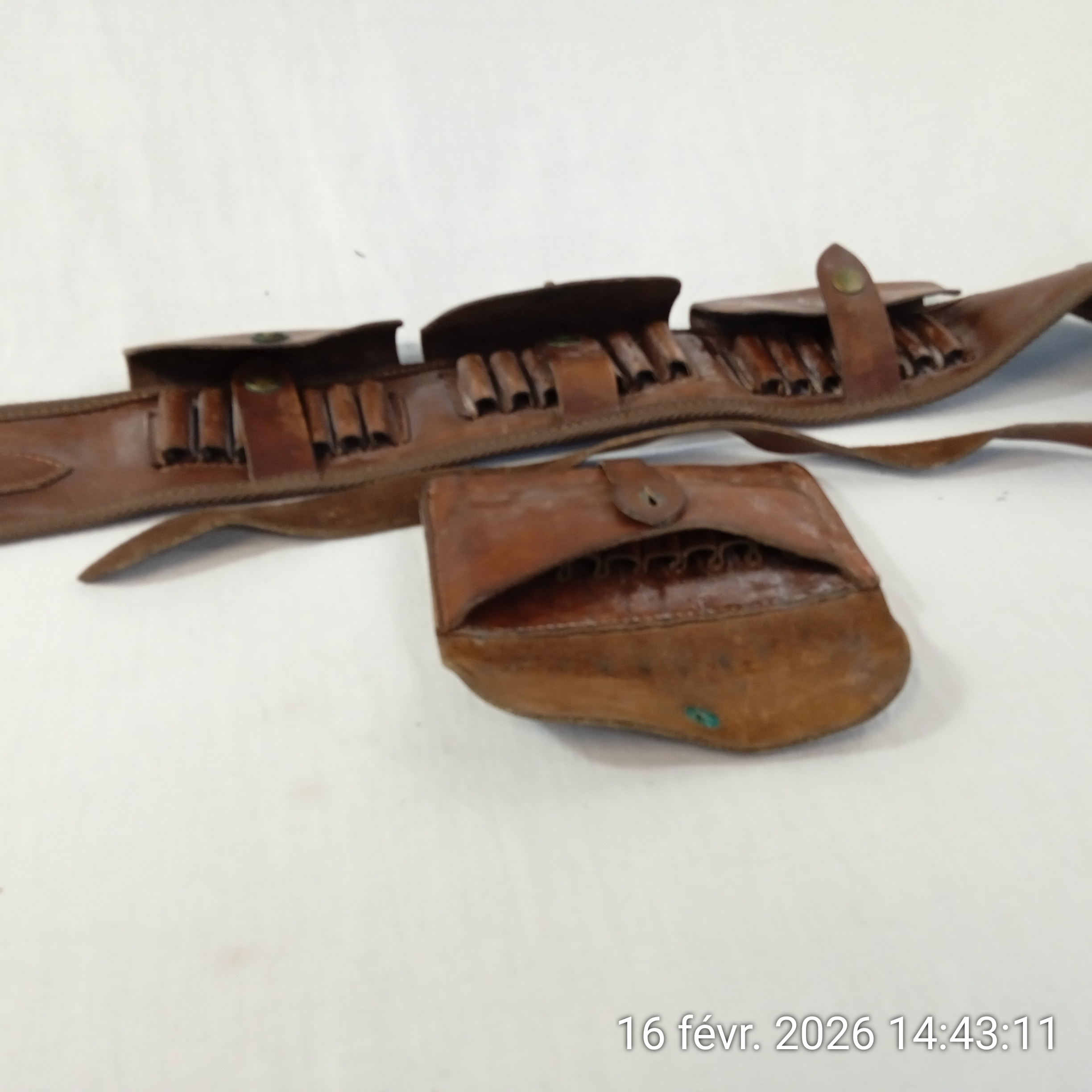 Ancien ceinturon cartouchière Bandoulière époque guerre en cuir fauve Bon état - Vue 4 - 