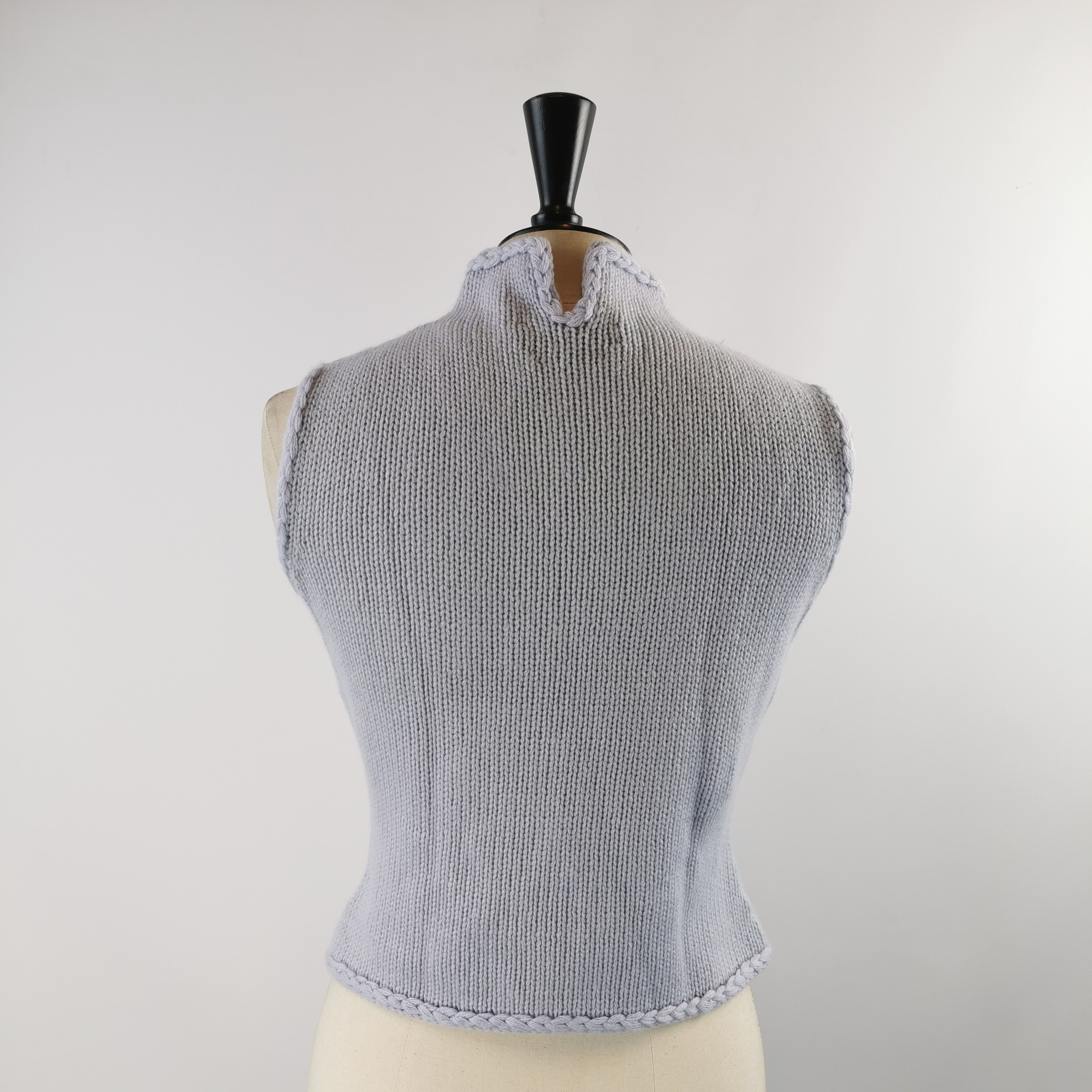 Voir photo 2 de Cristiano Fissore – Top sans manches en maille lilas (taille FR 38) Cristiano Fissore – Top sans manches en maille lilas (taille FR 38) Très bon état - Vue 2 -
