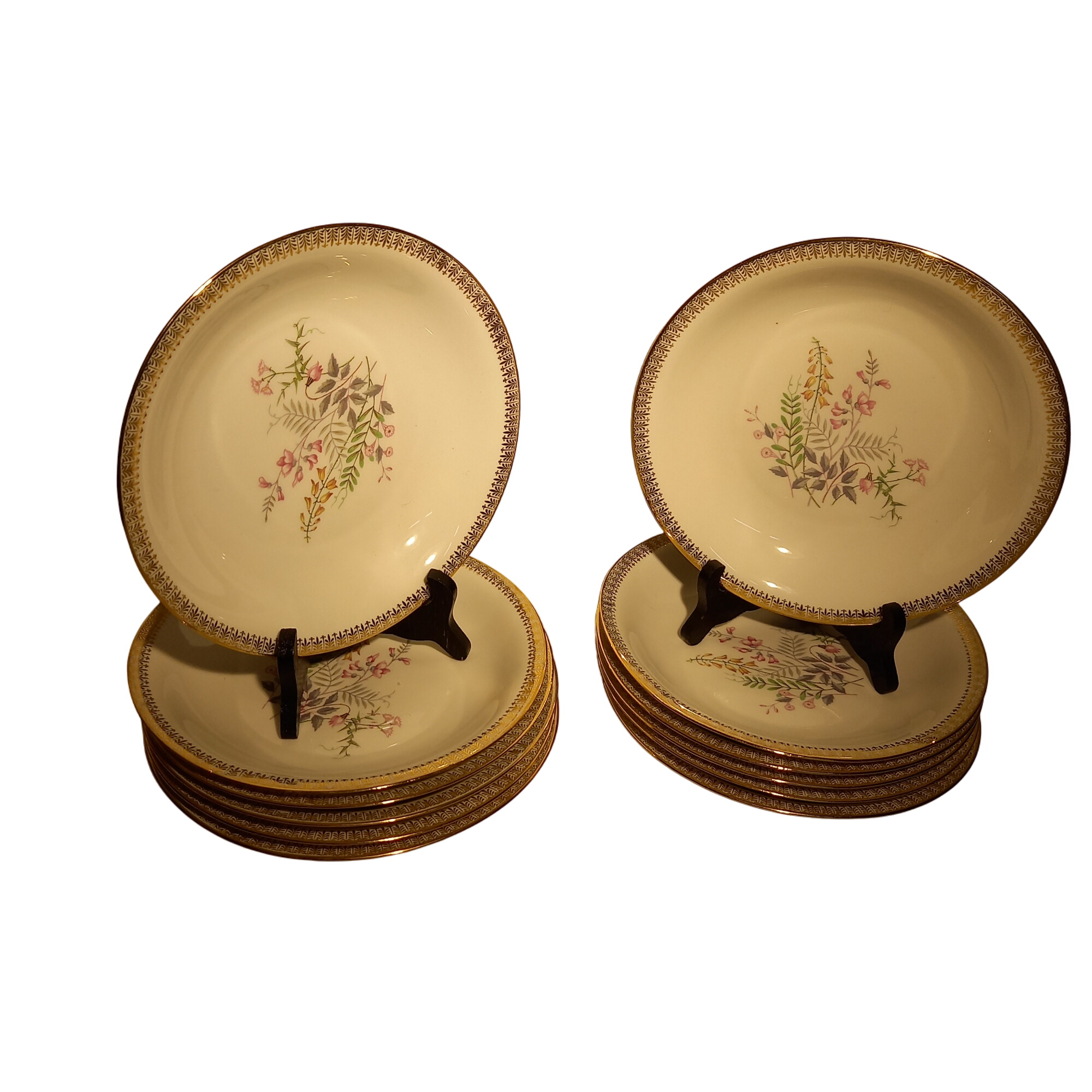 Acheter Vintage 12 assiettes creuse porcelaine décor floral et doré - 35,00 € Vintage 12 assiettes creuse porcelaine décor floral et doré - reconditionné disponible sur Label Emmaüs