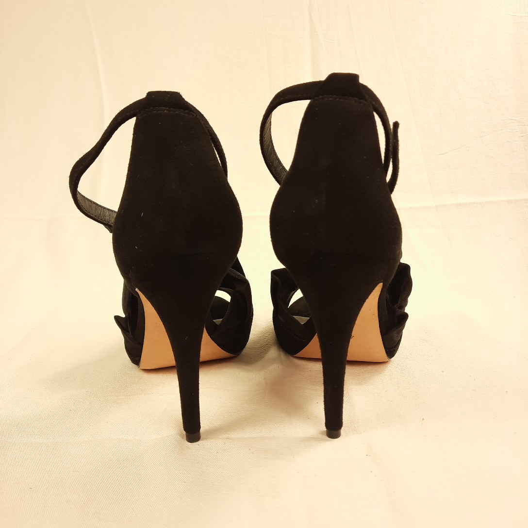 Voir photo 2 de Sandales très chic COSMOPARIS à hauts talons en cuir type daim noir T41 Sandales très chic COSMOPARIS à hauts talons en cuir type daim noir T41 Très bon état - Vue 2 -