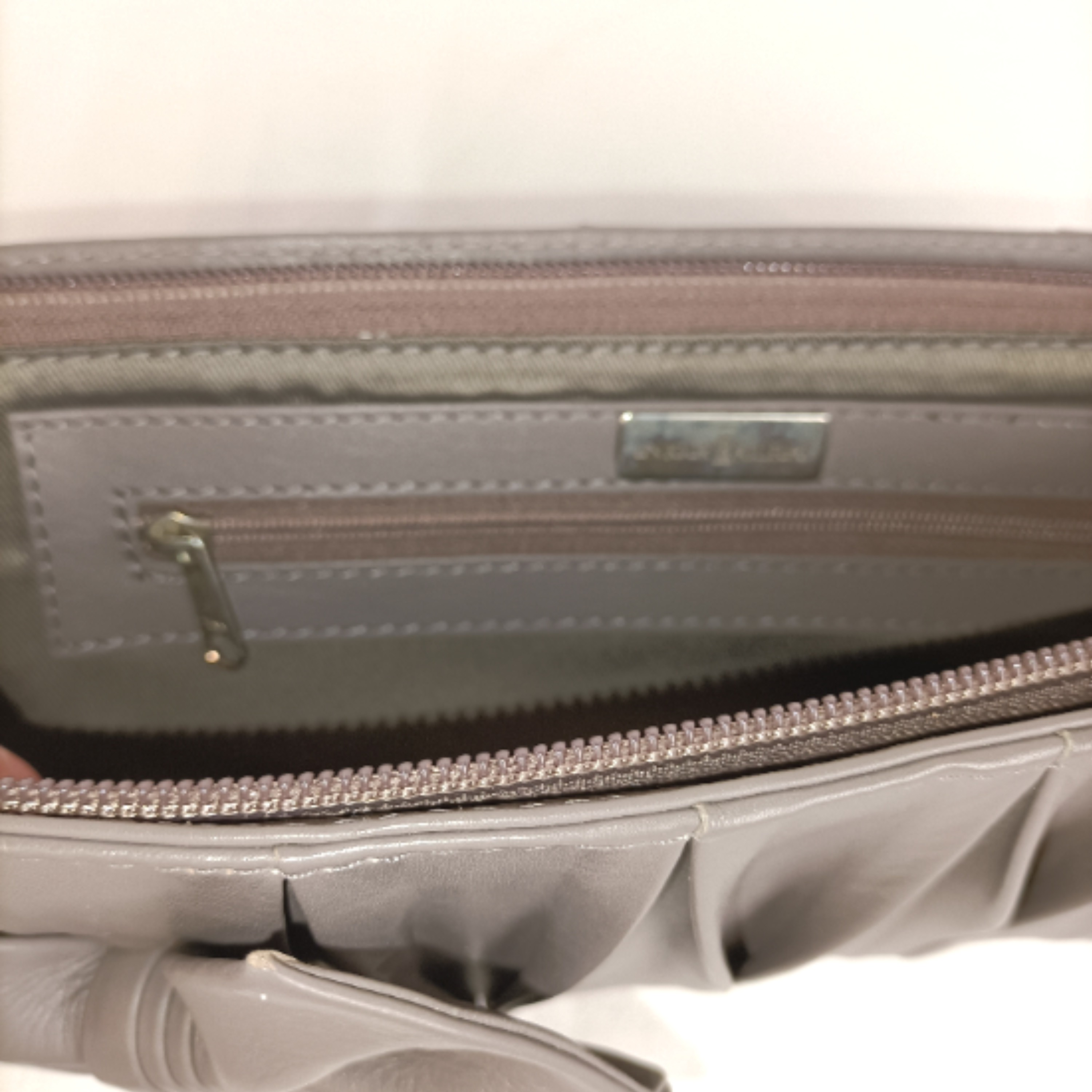 Sac bandoulière en cuir de vachette gris taupe - Un jour ailleurs - Photo 5