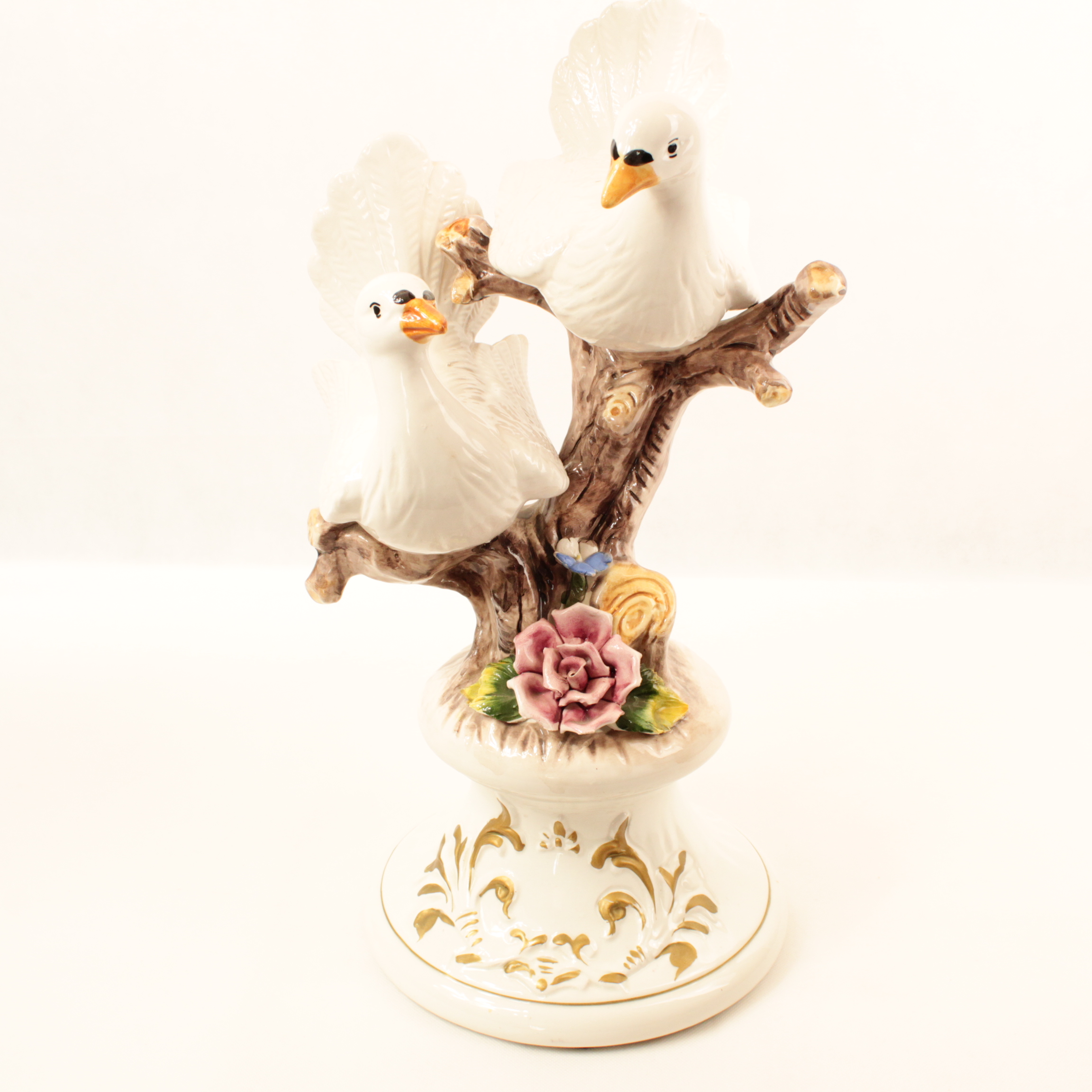 Tres beau couple d'oiseaux en porcelaine de   CAPODIMONTE  État correct -  reconditionné disponible sur Label Emmaüs
