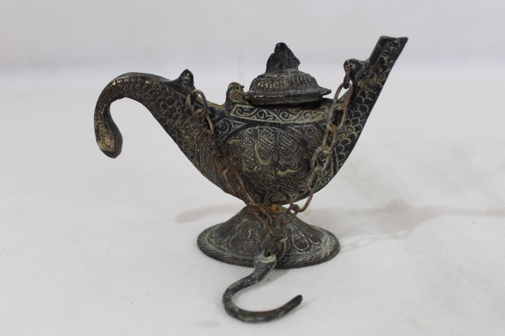 Lot de 4 anciennes petites lampes à huile Aladin rave ou veilleuse en bronze Très bon état - Vue 6 - 
