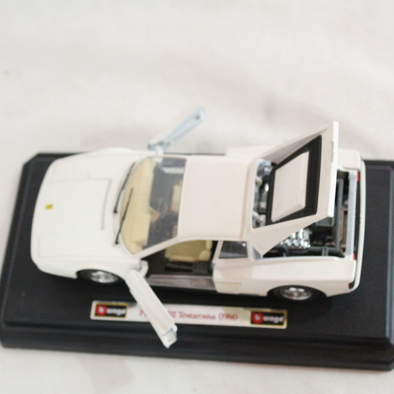 Voiture miniature Ferrari Testarosa 1984  - Vue 2 - 