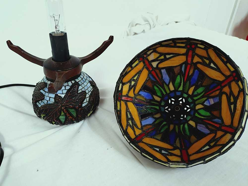 Lampe de table conique Tiffany traditionnelle, dôme en verre coloré et plombé avec Libellules, pied bronze, Art Nouveau. - Photo 15