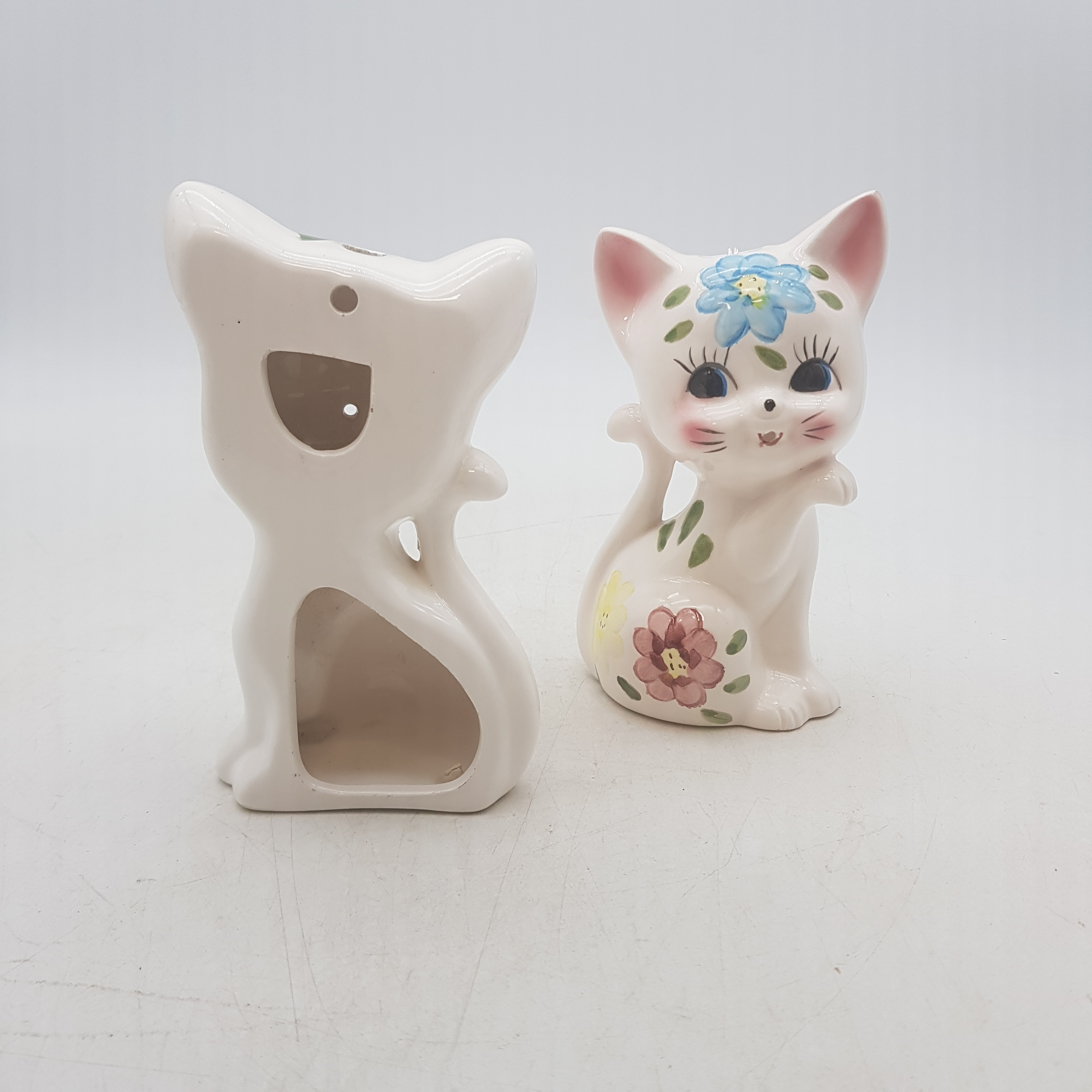 Voir photo 4 de Duo de dévidoirs de ficelles Vintage en céramique - Figurine en forme de chats Duo de dévidoirs de ficelles Vintage en céramique - Figurine en forme de chats Bon état - Vue 4 -