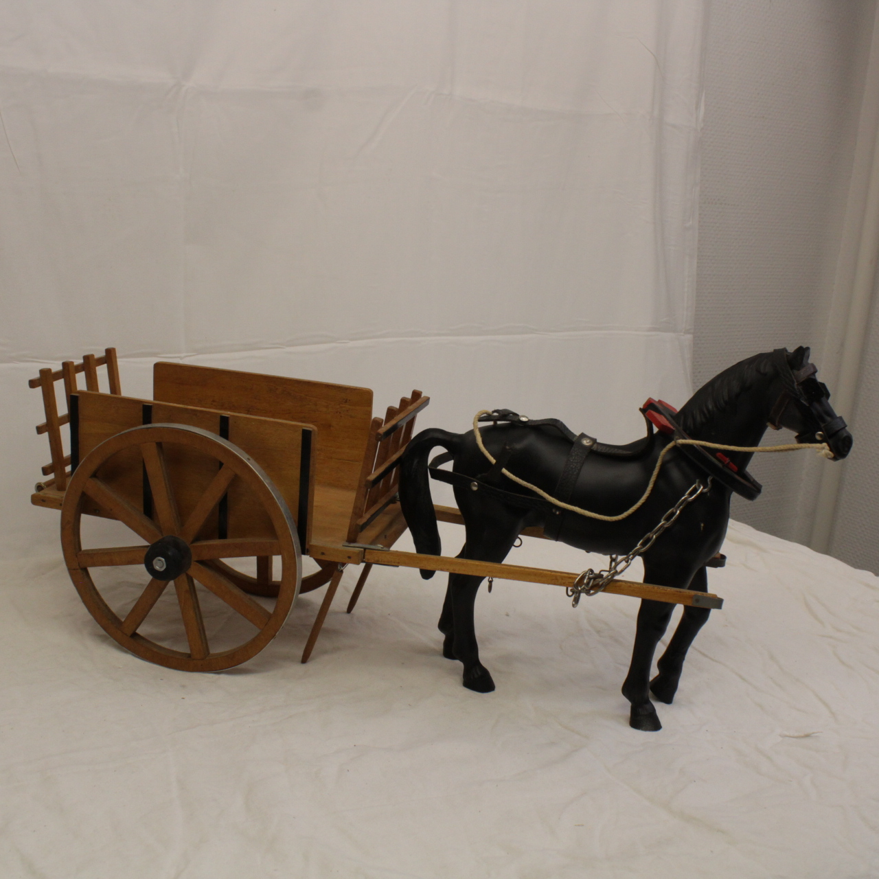 Attelage de cheval et sa charrette en bois Bon état - Vue 2 - 
