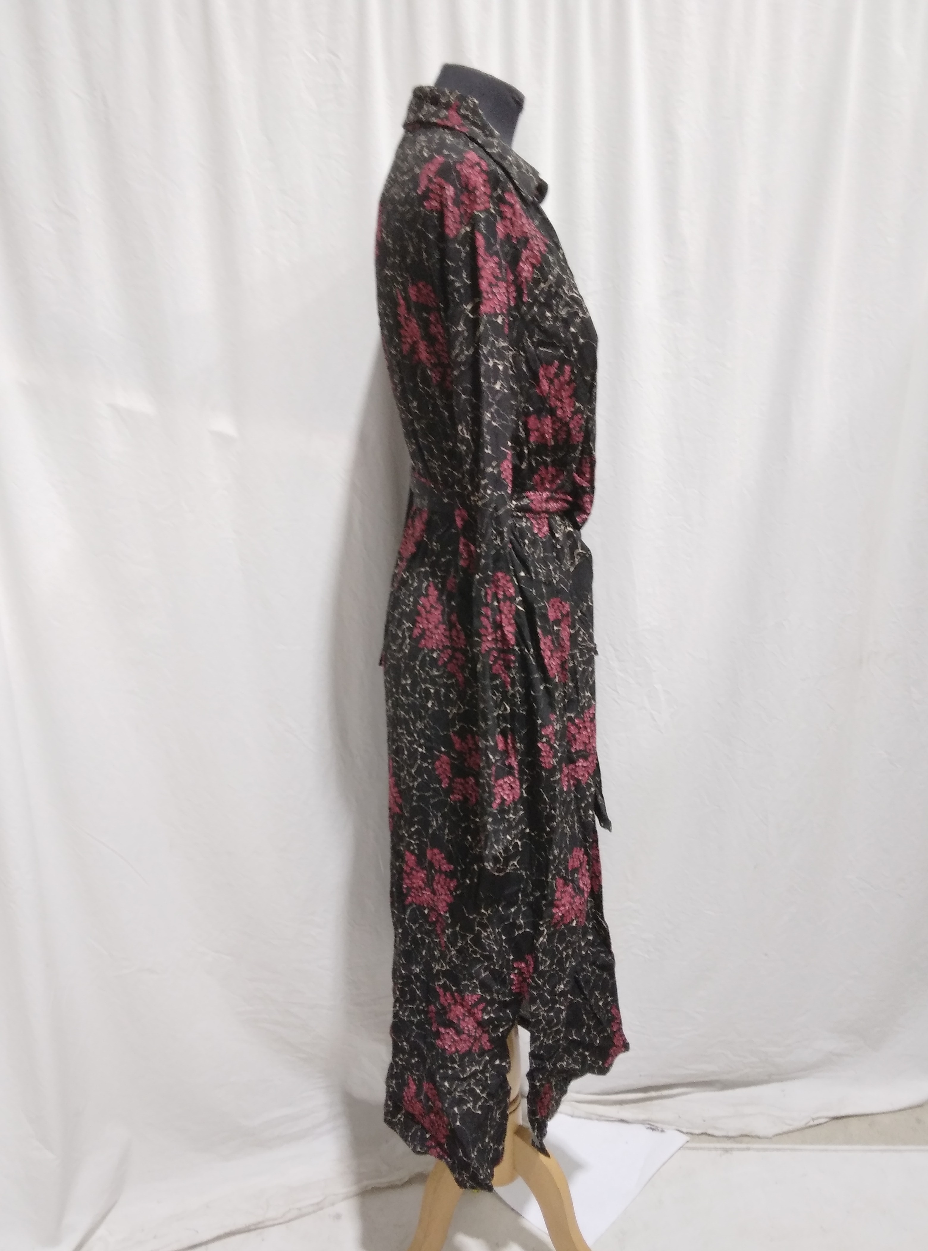 Voir photo 4 de Robe cintrée + ceinture noire imprimé végétal bordeaux, Nice Things - 42 Robe cintrée + ceinture noire imprimé végétal bordeaux, Nice Things - 42 Comme neuf - Vue 4 -