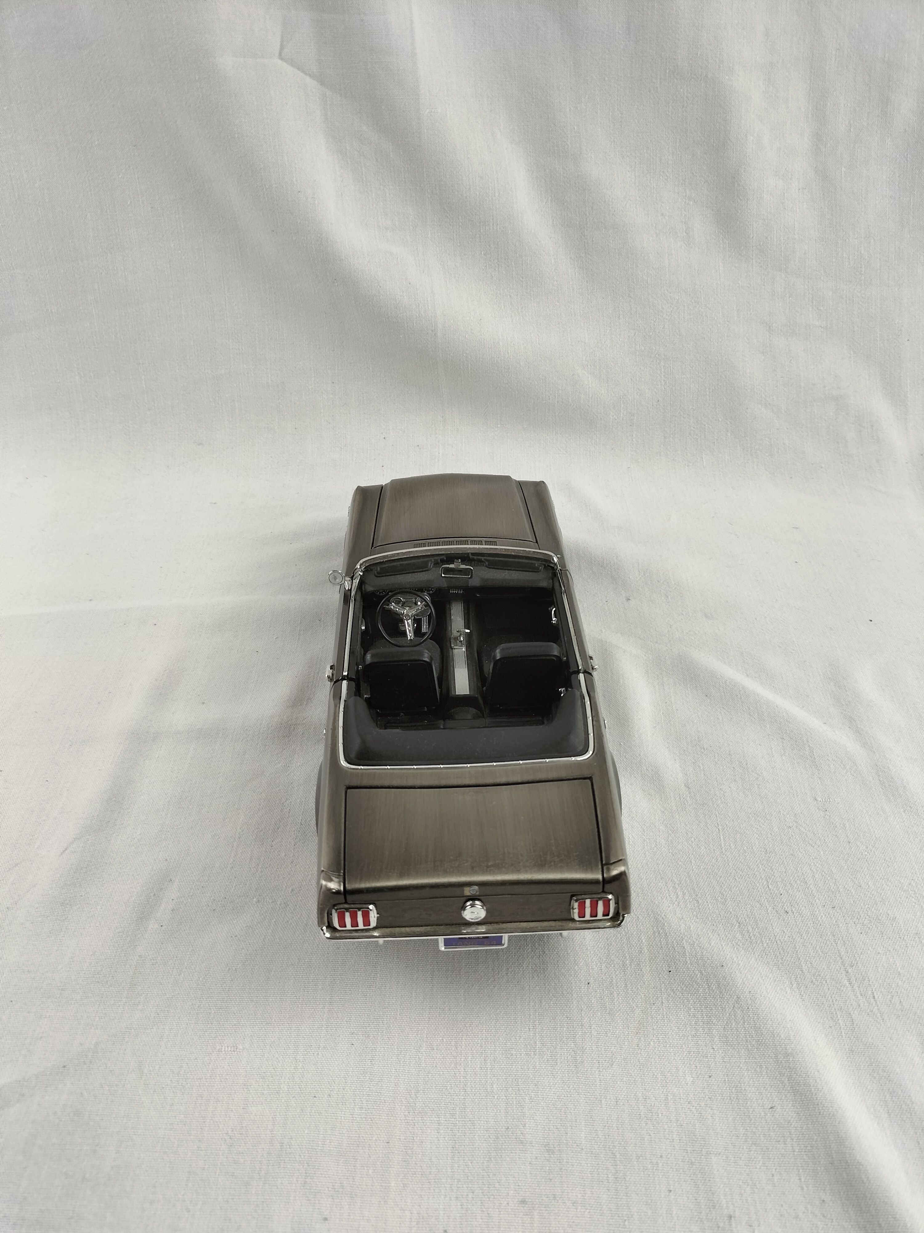 Voir photo 42 de Lot de 8 voitures miniatures de collection – Ferrari, Porsche, Mustang, Cadillac, Corvette Lot de 8 voitures miniatures de collection – Ferrari, Porsche, Mustang, Cadillac, Corvette Bon état - Vue 42 -