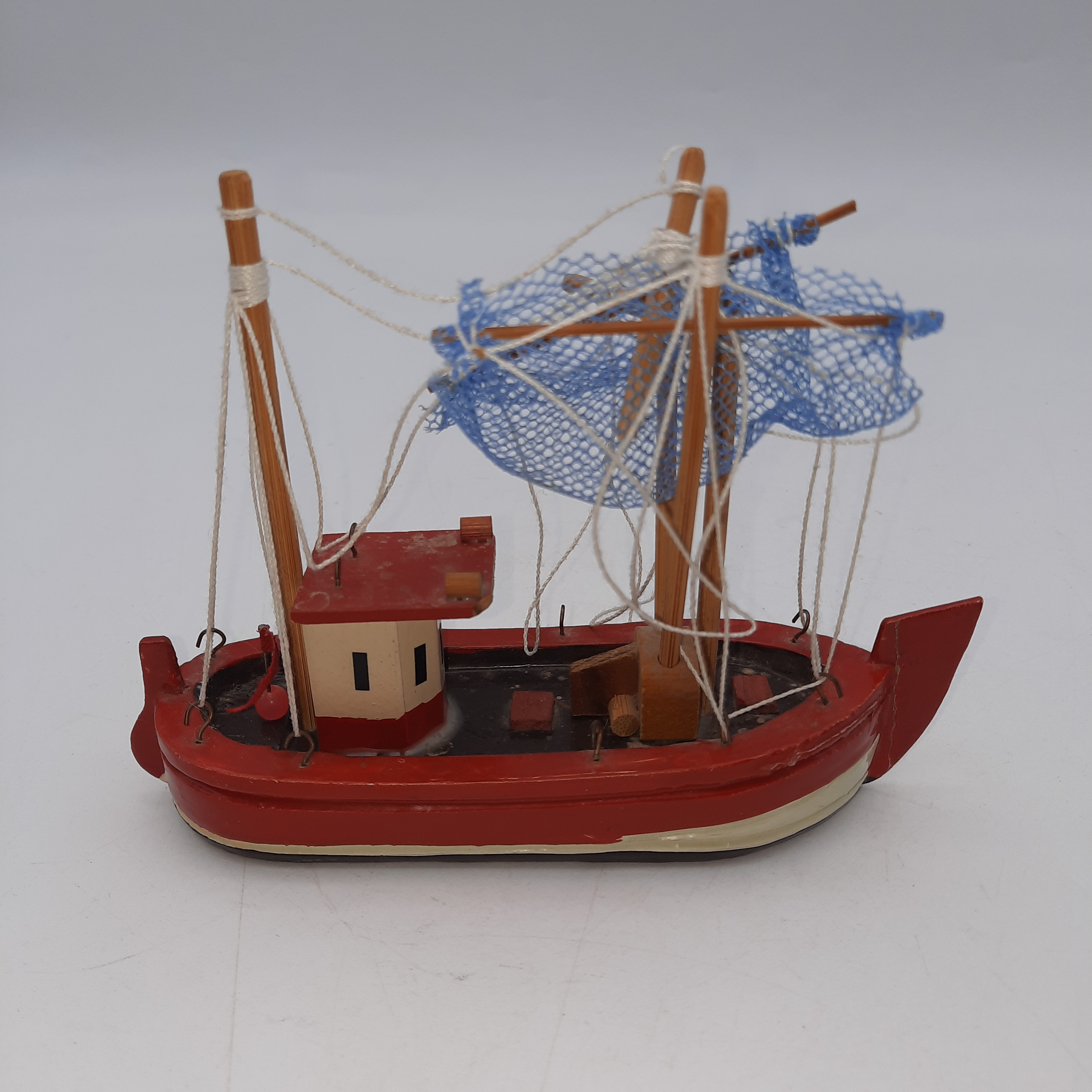 Voir photo 4 de Lot de 3 maquettes de bateau "Simon BOLIVAR" et bateau de pèche modélisme en bois. Lot de 3 maquettes de bateau "Simon BOLIVAR" et bateau de pèche modélisme en bois. État correct - Vue 4 -