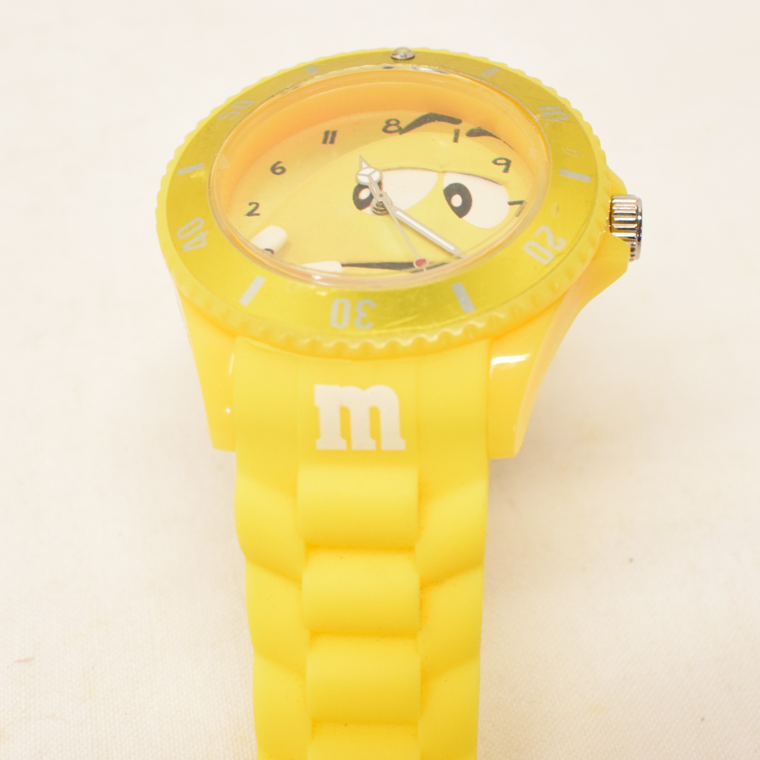 Montre à quartz unisexe publicitaire confiserie M&M's État correct - Vue 4 - 