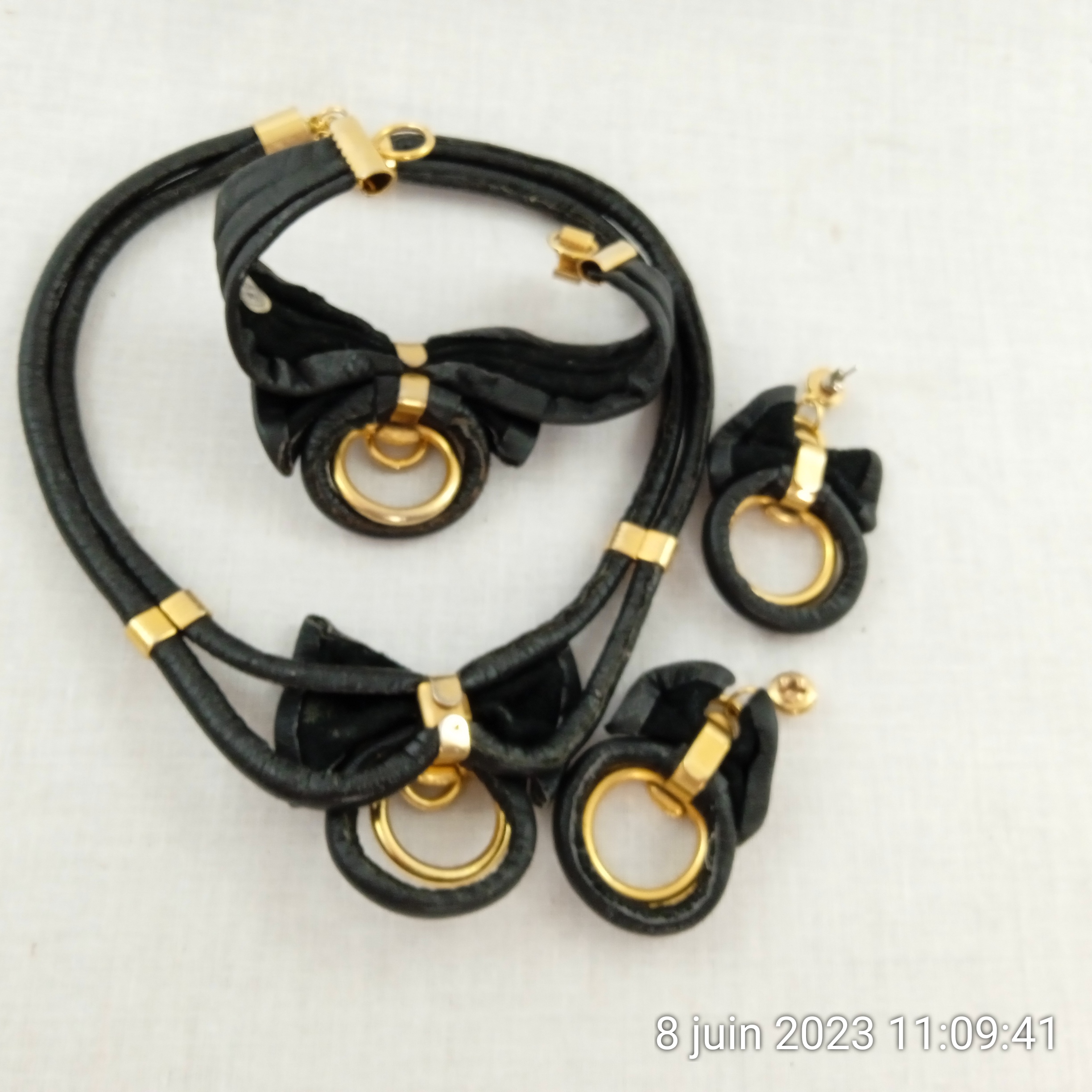 Voir photo 5 de Ensemble de bijoux en forme de nœud noir or Made in Hong Kong Ensemble de bijoux en forme de nœud noir or Made in Hong Kong Bon état - Vue 5 -