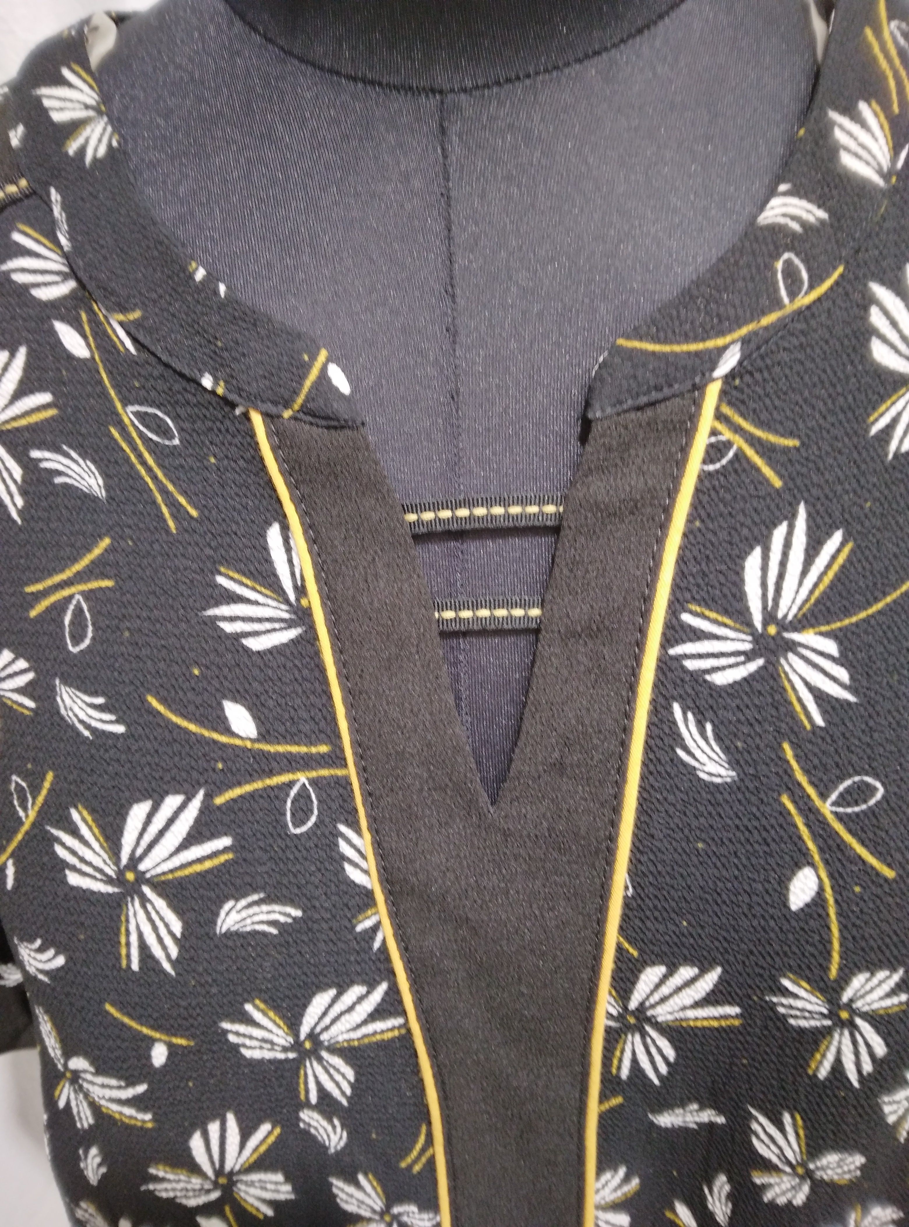 Blouse noire manches courtes, imprimée fleurs blanches, Christine Laure - 4 Comme neuf - Vue 5 - 