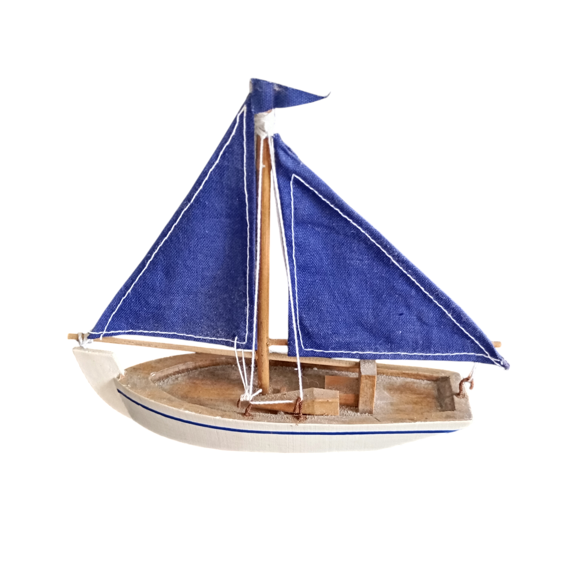 Phare en bois avec son petit bateau à voiles - Photo 2