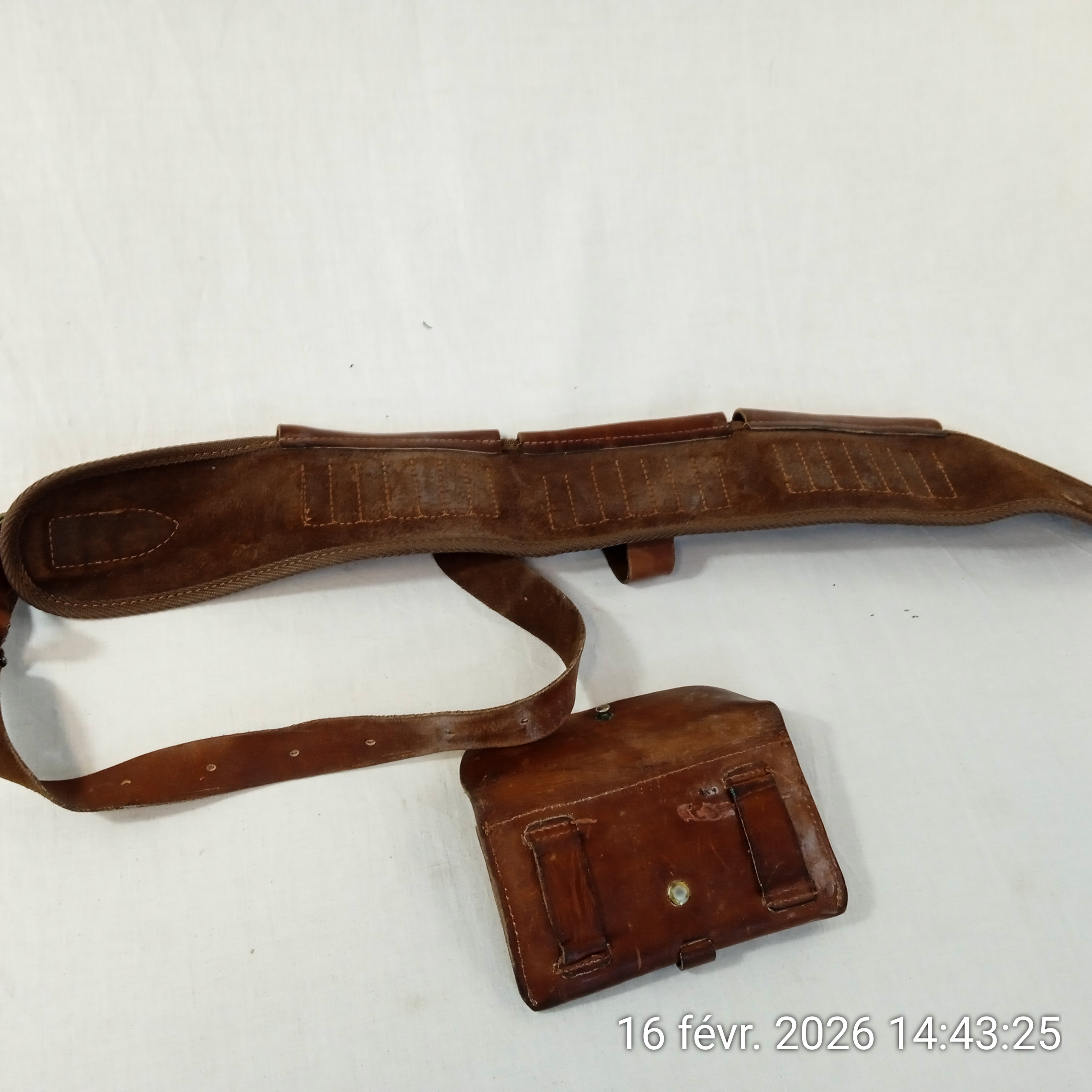 Ancien ceinturon cartouchière Bandoulière époque guerre en cuir fauve Bon état - Vue 5 - 