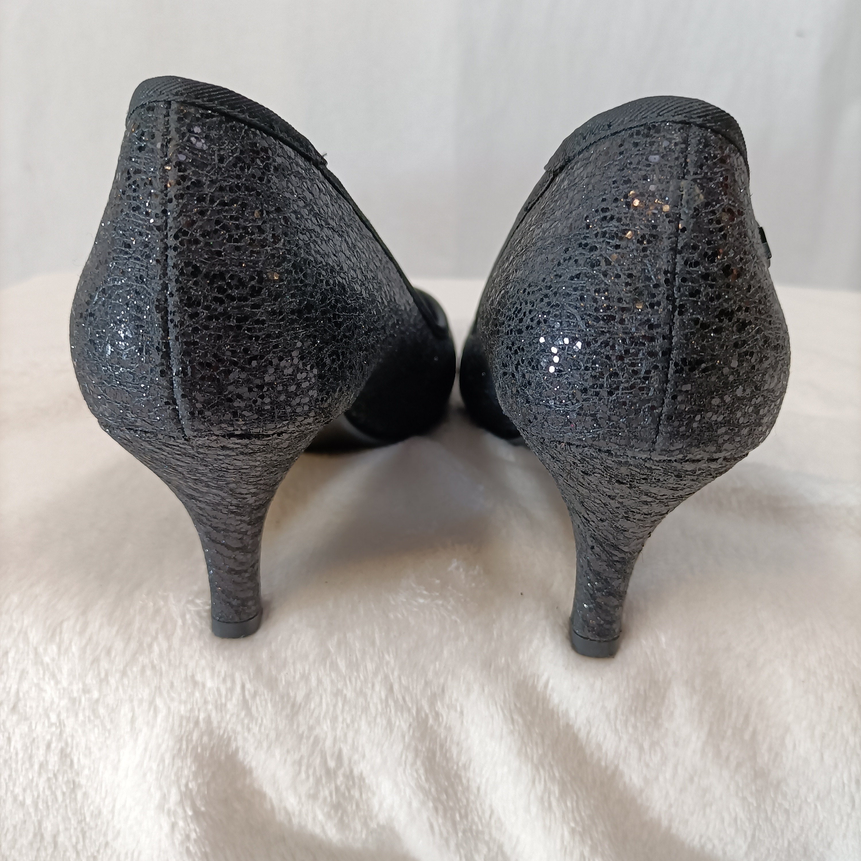 Voir photo 4 de Escarpins pailletés noirs - Esprit - Taille 38 Escarpins pailletés noirs - Esprit - Taille 38 Très bon état - Vue 4 -