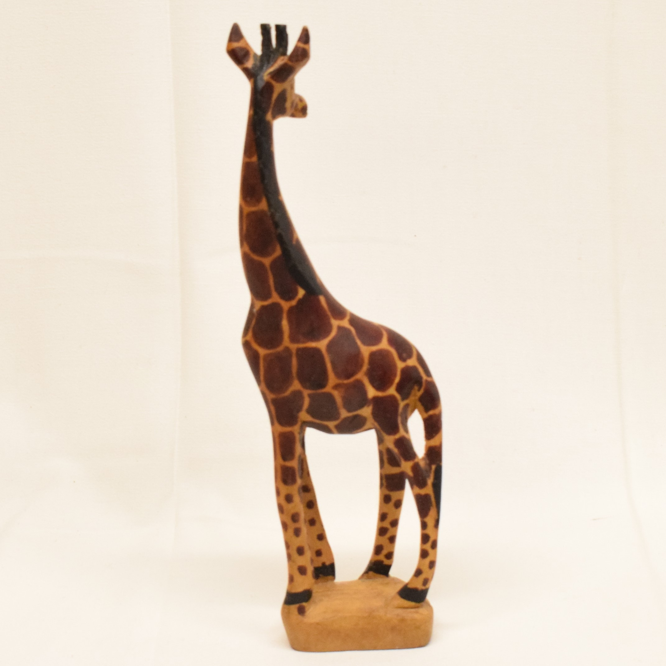 Statuette représentant une girafe en bois sculpté et peint - Photo 1