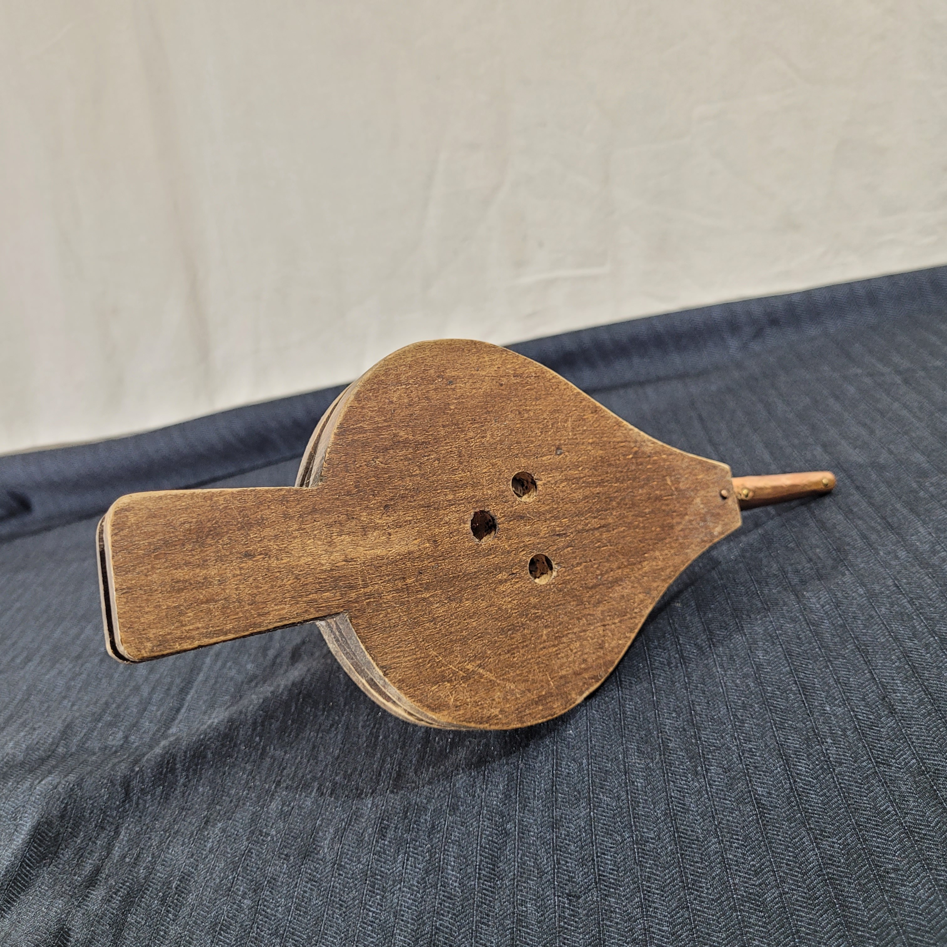 Voir photo 5 de Bougeoir vintage "Soufflet de cheminée" en bois sculpté et cuivre Bougeoir vintage "Soufflet de cheminée" en bois sculpté et cuivre Bon état - Vue 5 -