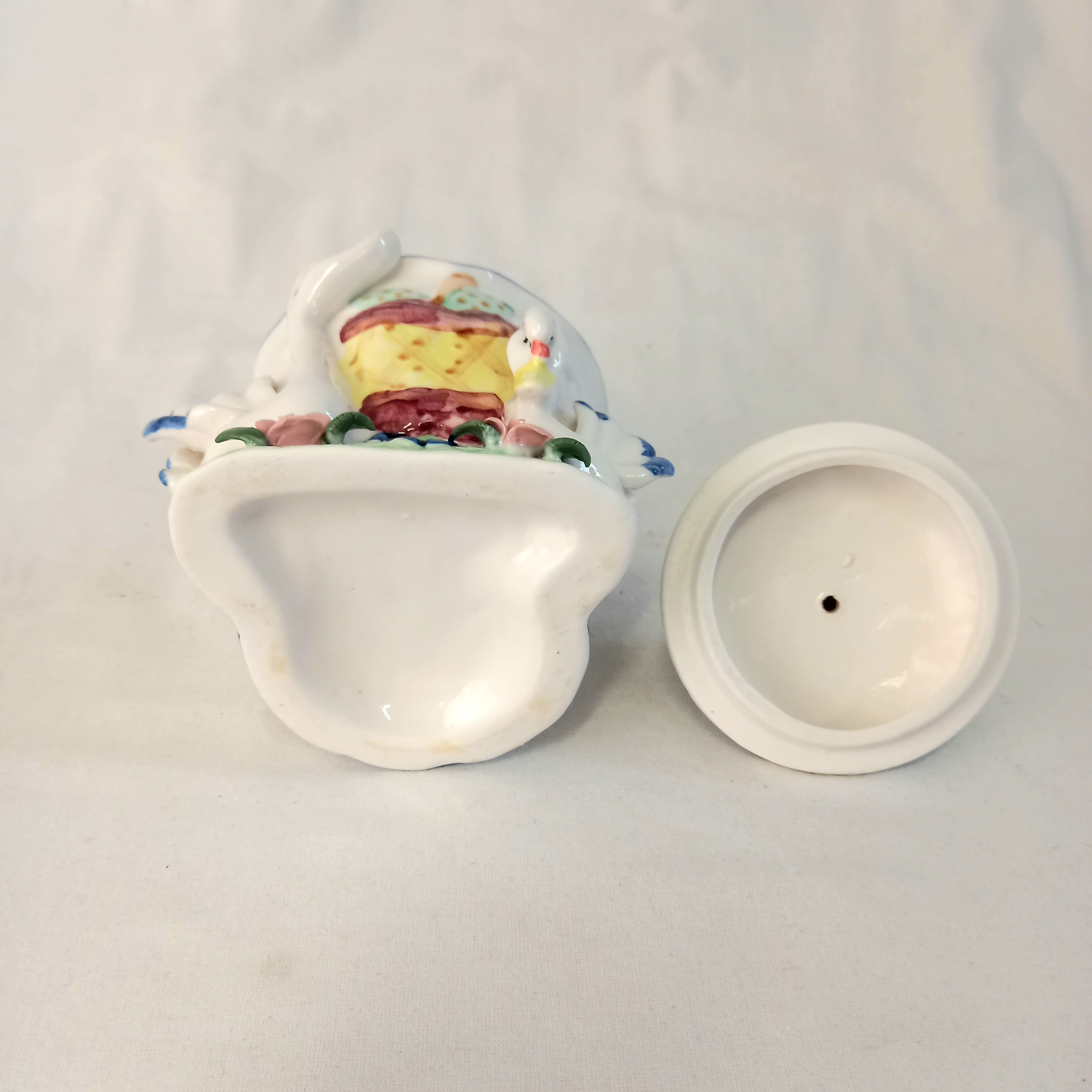 Petite bonbonnière en porcelaine décorée de cygnes et de fleurs en faux biscuit. Très bon état - Vue 7 - 
