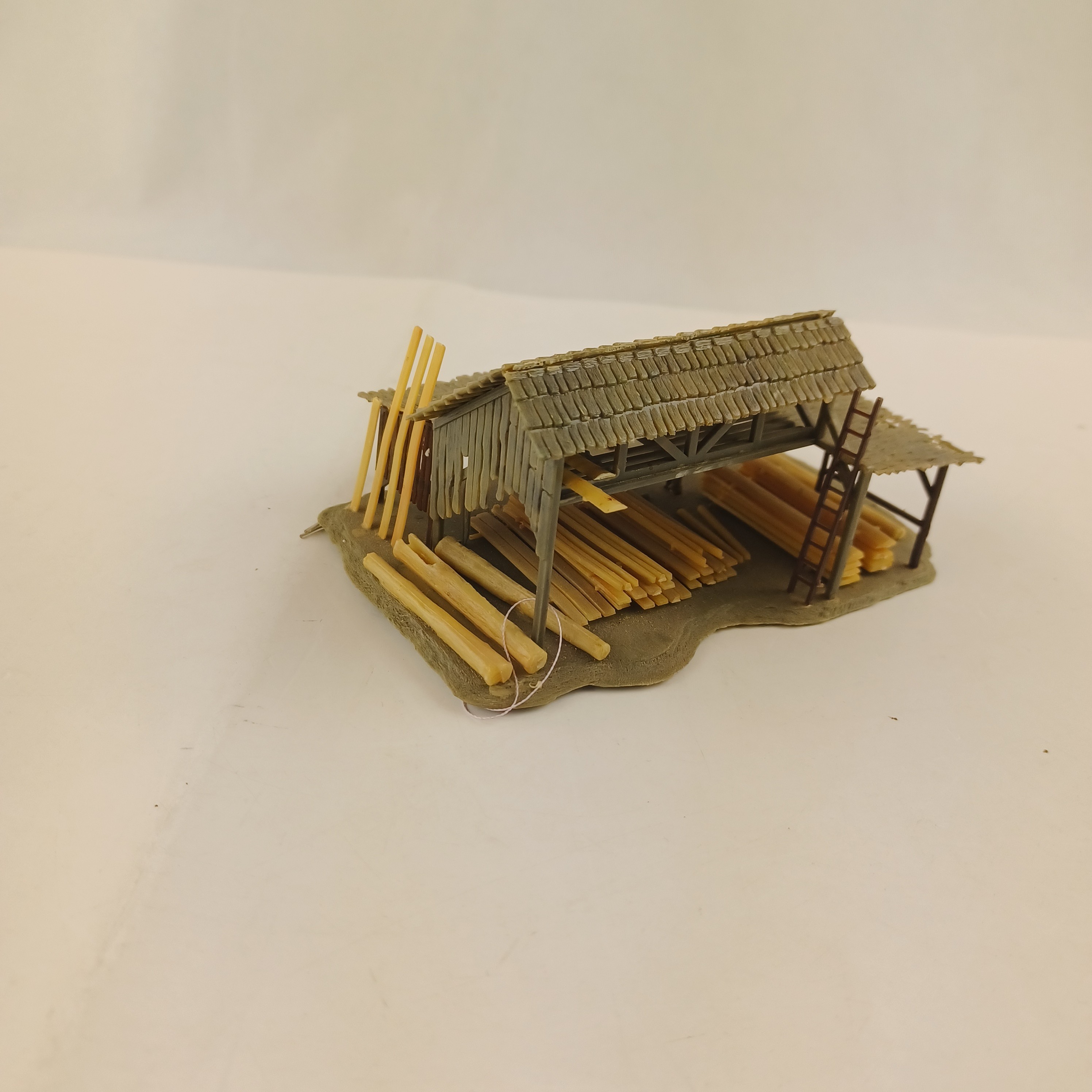Voir photo 2 de Maquette de modélisme d'une étable à bois avec lampe à l'intérieur de 13x9x6 cm Maquette de modélisme d'une étable à bois avec lampe à l'intérieur de 13x9x6 cm Très bon état - Vue 2 -