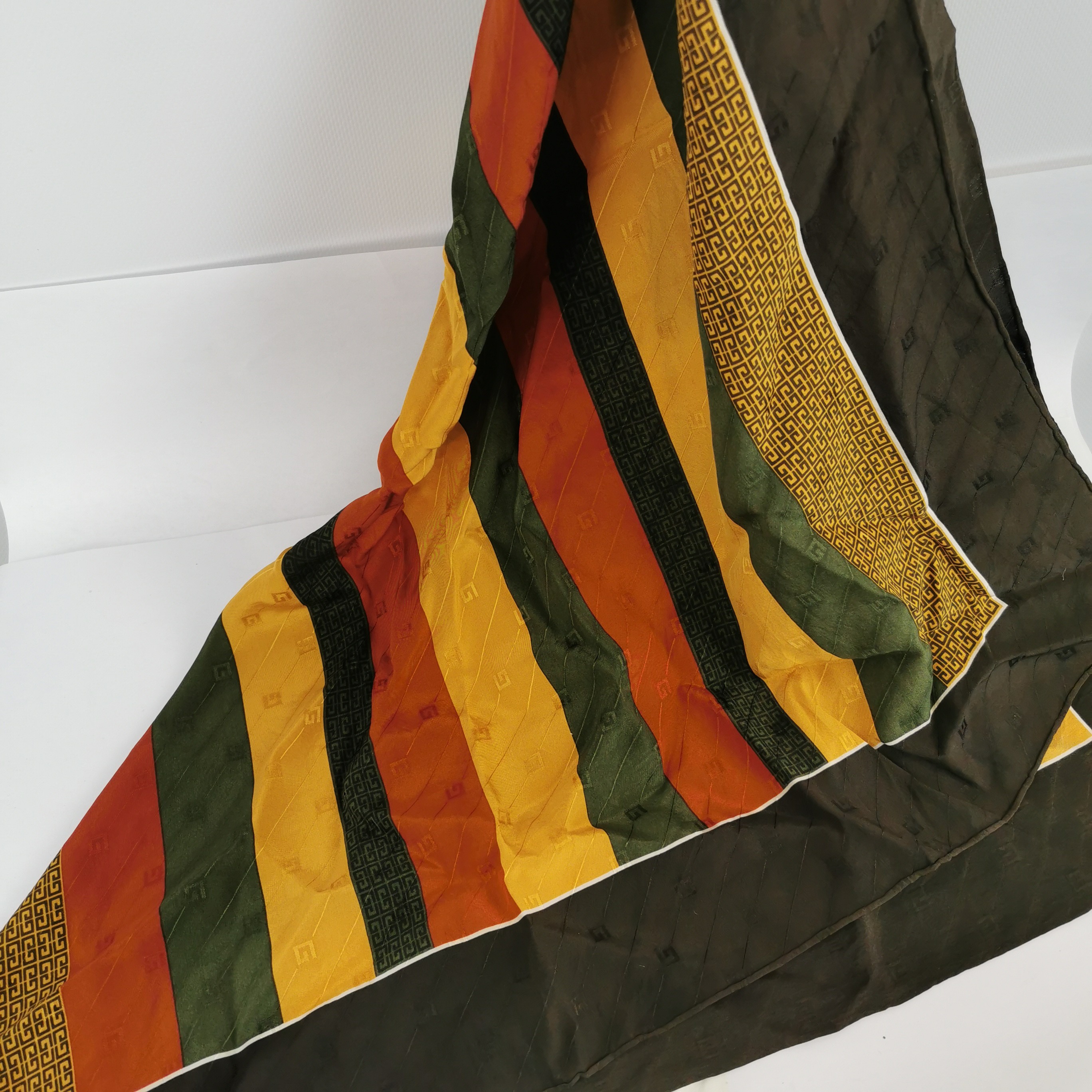 Foulard GIVENCHY en soie - Photo 2