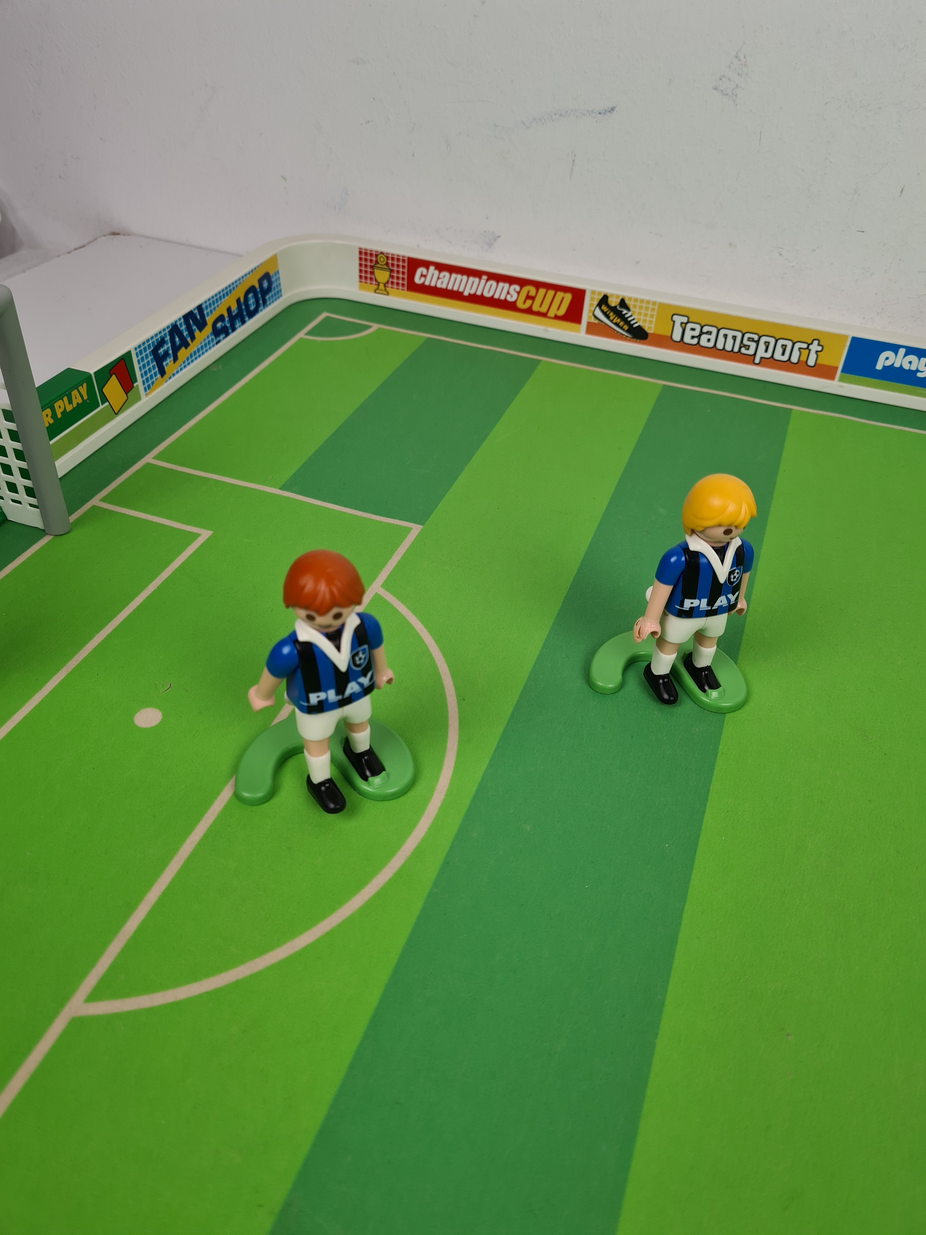 Voir photo 11 de Playmobil - 4700 Terrain de football avec joueurs - 5 ans + Playmobil - 4700 Terrain de football avec joueurs - 5 ans + État correct - Vue 11 -