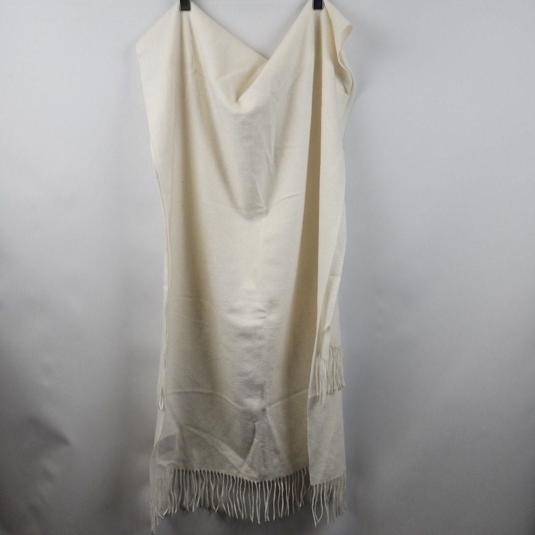 Voir photo 5 de Accessoire - Echarpe écru en cashmere/ laine/ viscose Accessoire - Echarpe écru en cashmere/ laine/ viscose Bon état - Vue 5 -