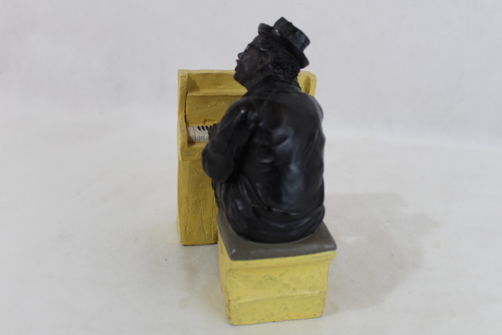 Figurine d'un pianiste afro-américain en résine.  Très bon état - Vue 3 - 