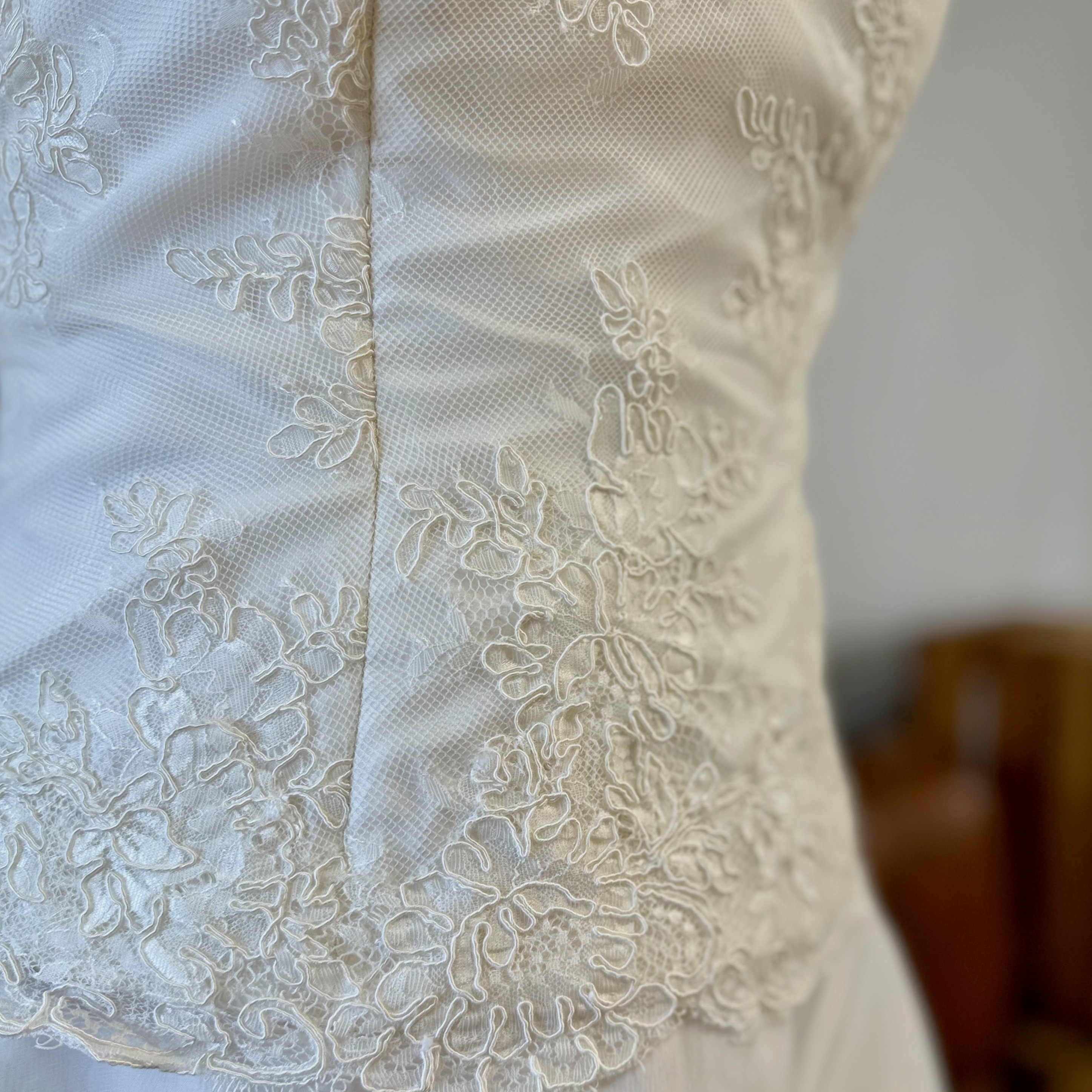 Voir photo 9 de Robe de mariée - Créations Bochet style classique Robe de mariée - Créations Bochet style classique Très bon état - Vue 9 -