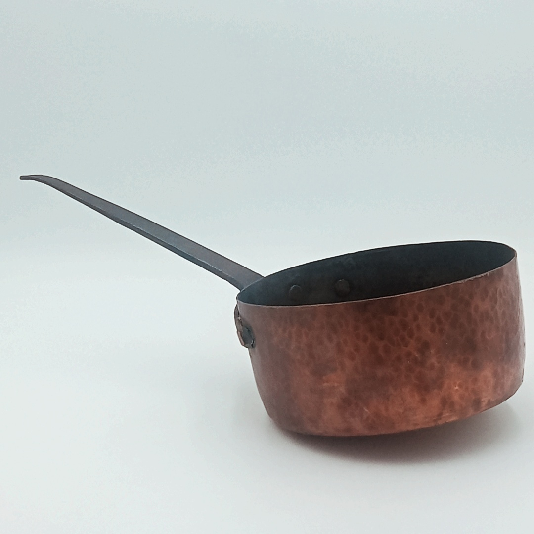 Acheter Grande casserole martelé cuivré Bon état - 10,00 € Grande casserole martelé cuivré Bon état - reconditionné disponible sur Label Emmaüs