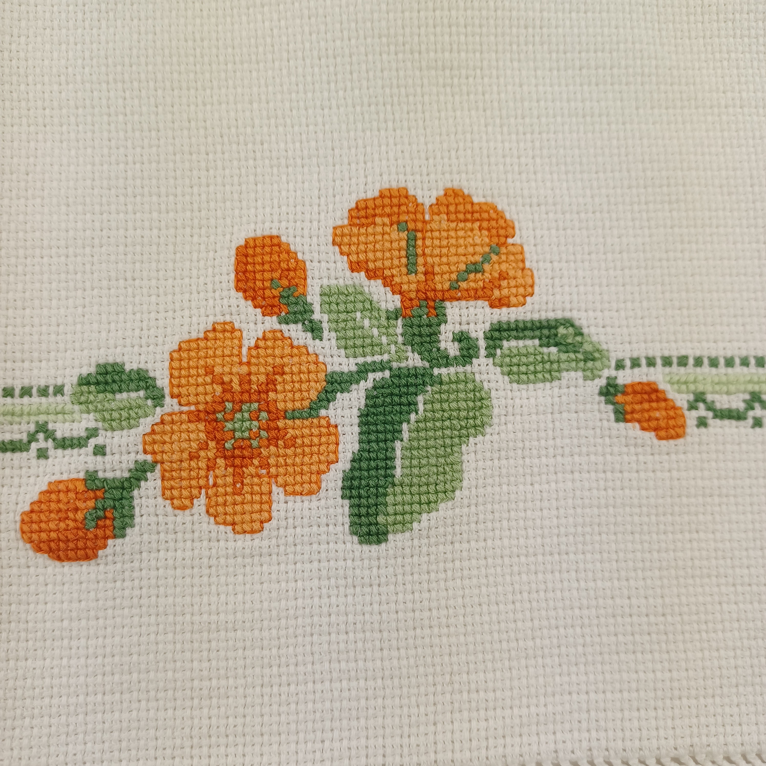 Serviette brodée main en Point de croix & ajouré de 55 x 43 cm Très bon état - Vue 4 - 