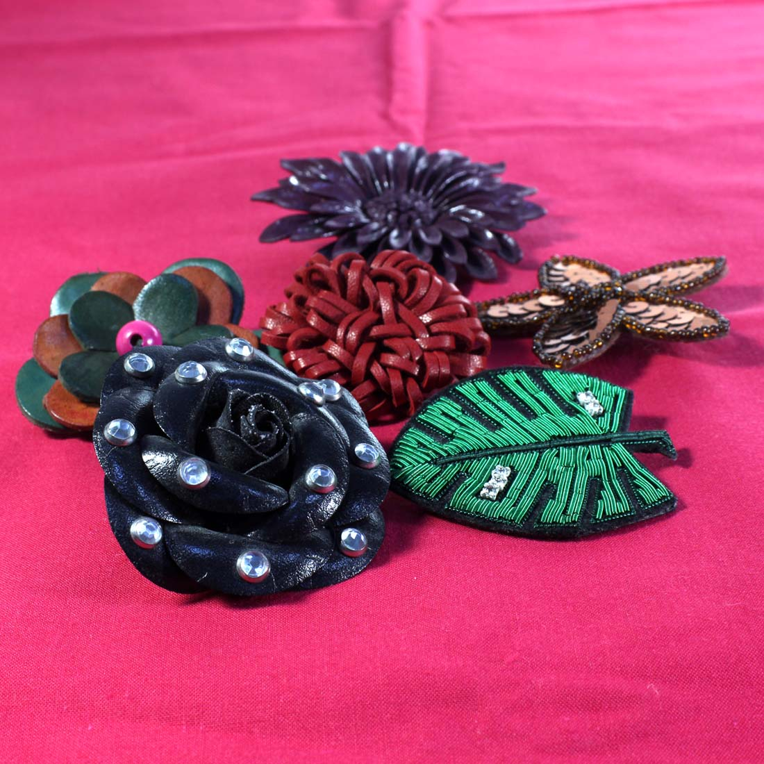 Acheter Lot de broches en cuir et autres Bon état - 15,00 € Lot de broches en cuir et autres Bon état - reconditionné disponible sur Label Emmaüs