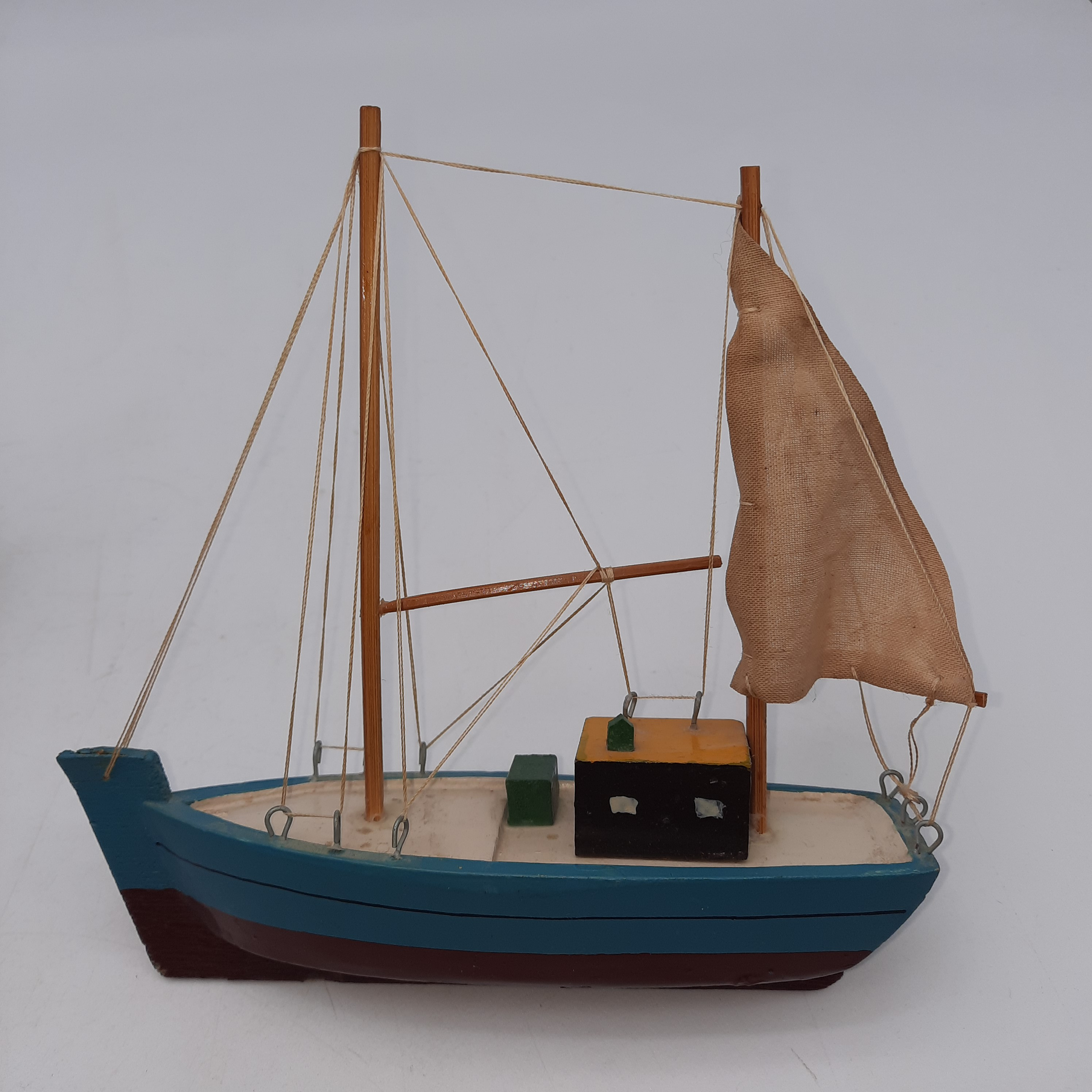 Voir photo 2 de Lot de 3 maquettes de bateau "Simon BOLIVAR" et bateau de pèche modélisme en bois. Lot de 3 maquettes de bateau "Simon BOLIVAR" et bateau de pèche modélisme en bois. État correct - Vue 2 -