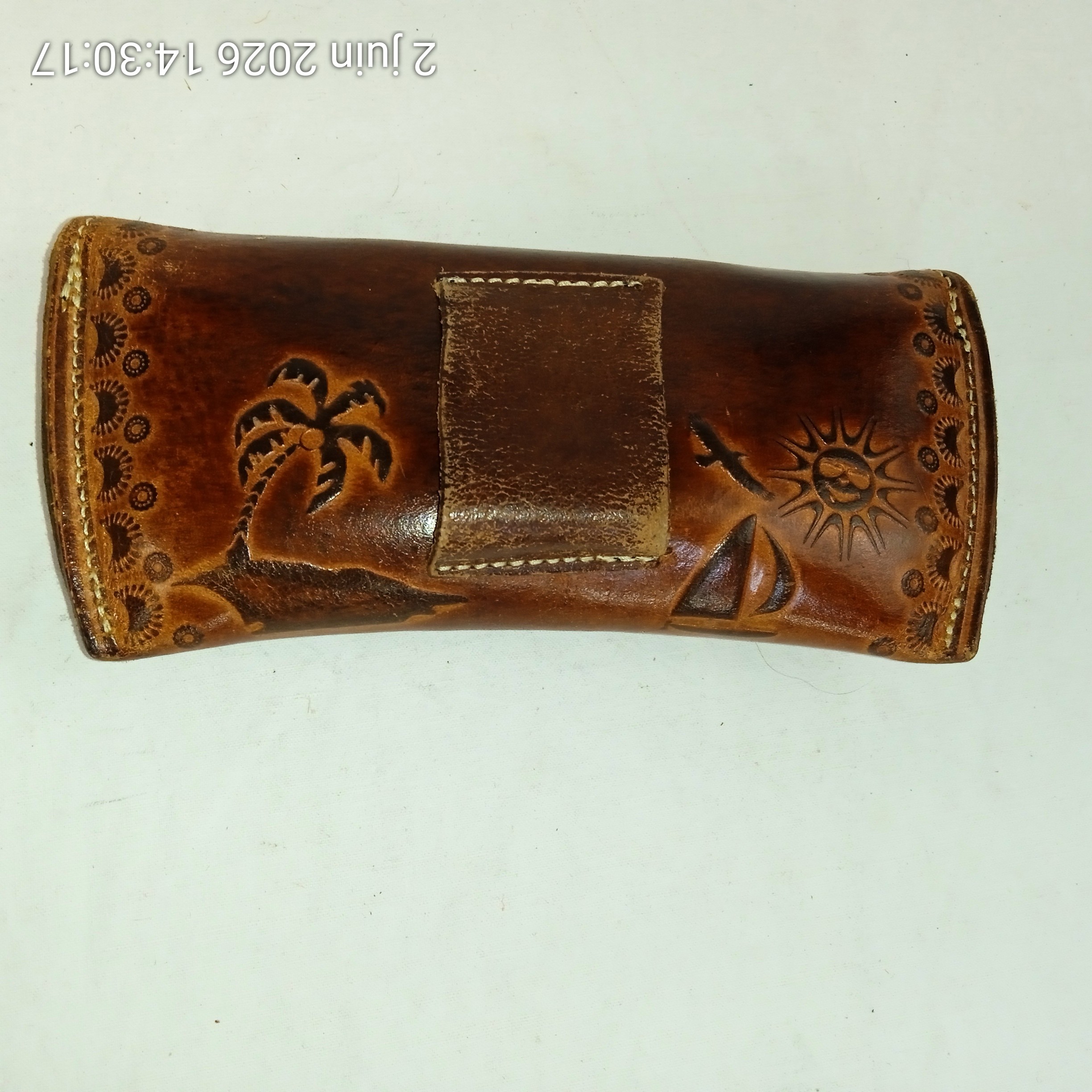 Voir photo 2 de Étui pochette porte-lunettes en cuir repoussé DOMINICANA Étui pochette porte-lunettes en cuir repoussé DOMINICANA Bon état - Vue 2 -