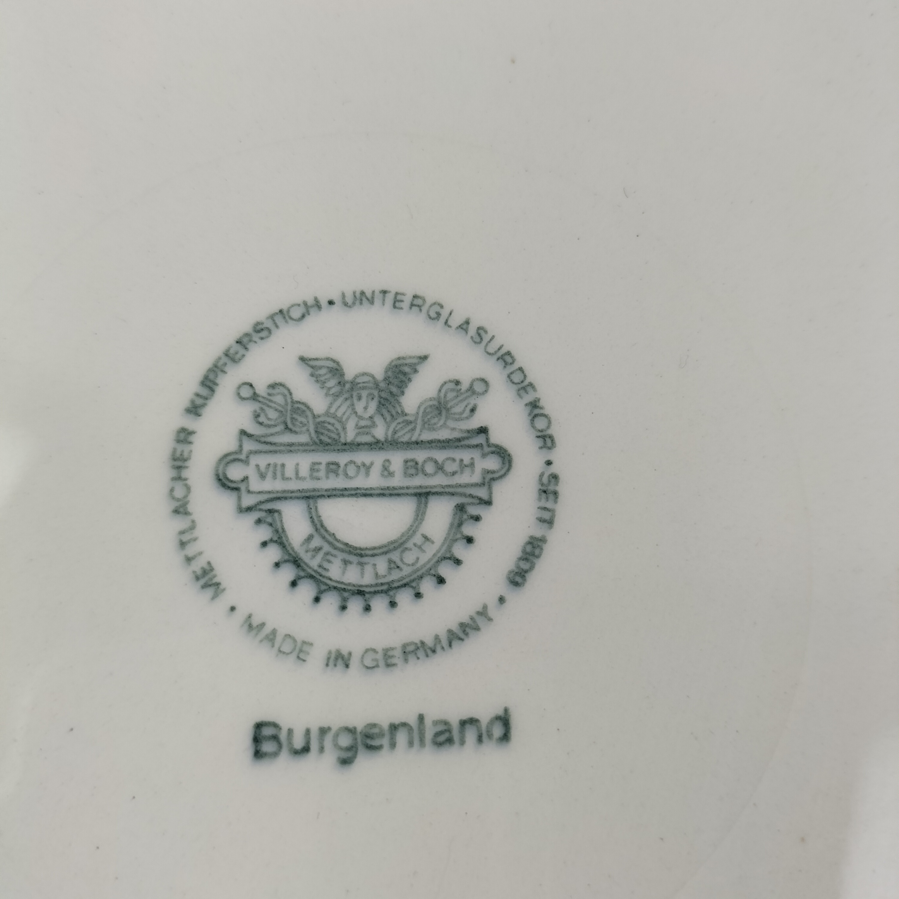 Voir photo 15 de Lot de vaisselle en porcelaine anglaise et une assiette style anglais Lot de vaisselle en porcelaine anglaise et une assiette style anglais État correct - Vue 15 -