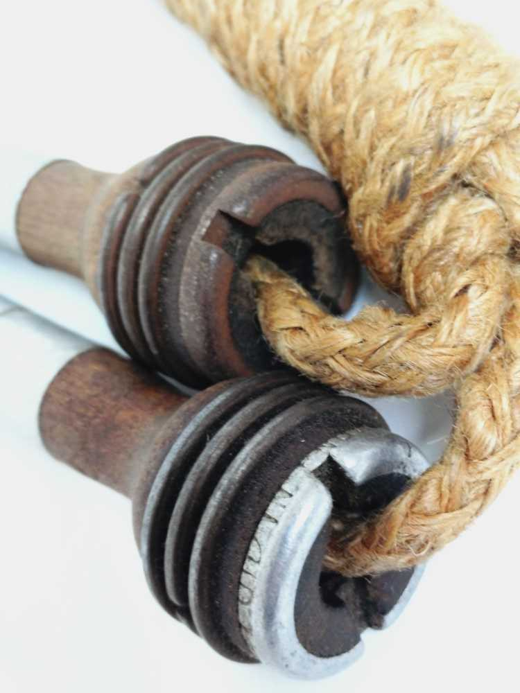 Ancienne corde à sauter des années 30, made in England. Bon état - Vue 9 - 